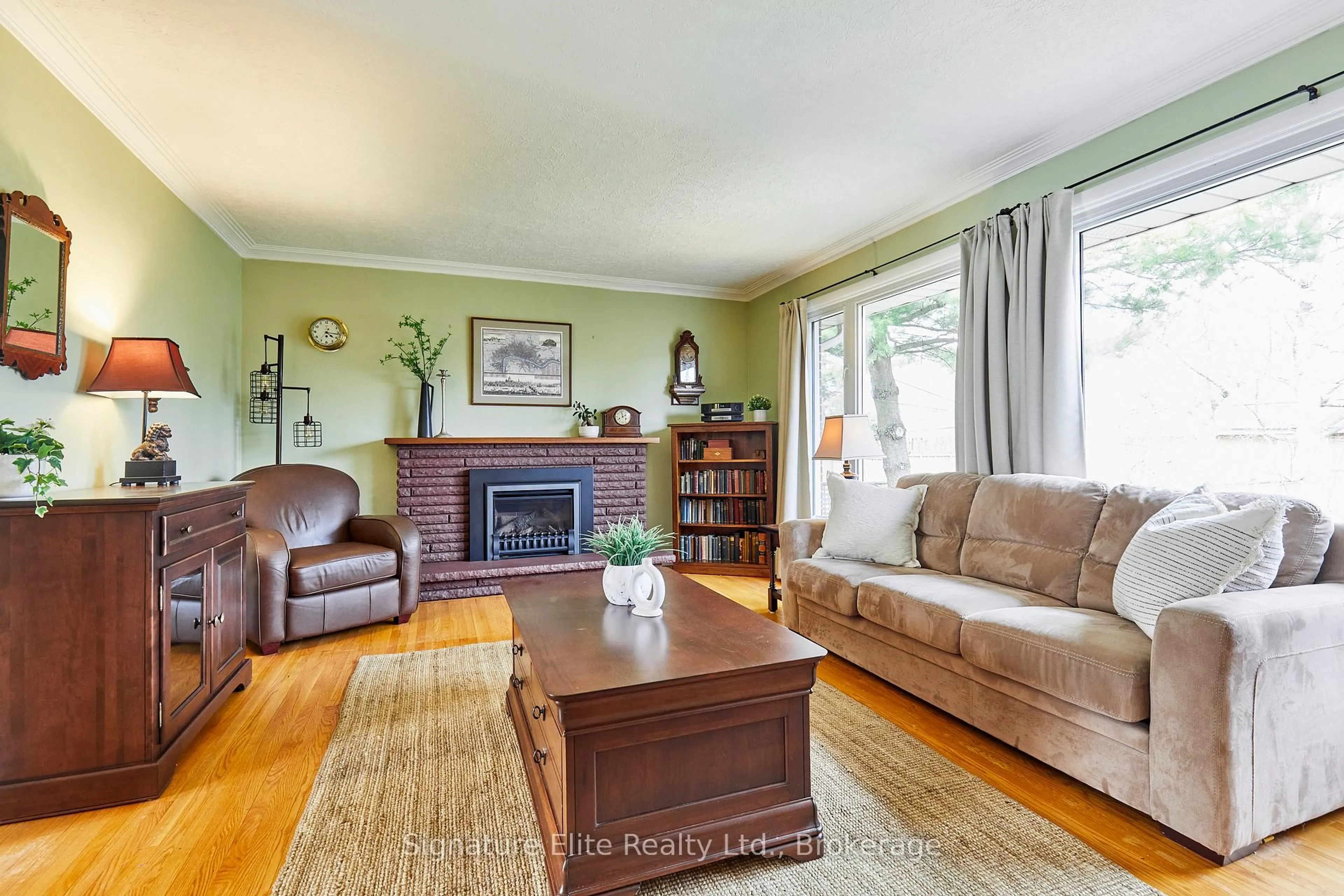 Living room with furniture, wood/laminate floor for 3 Somerdale Sq, Toronto Ontario M1E 1M9