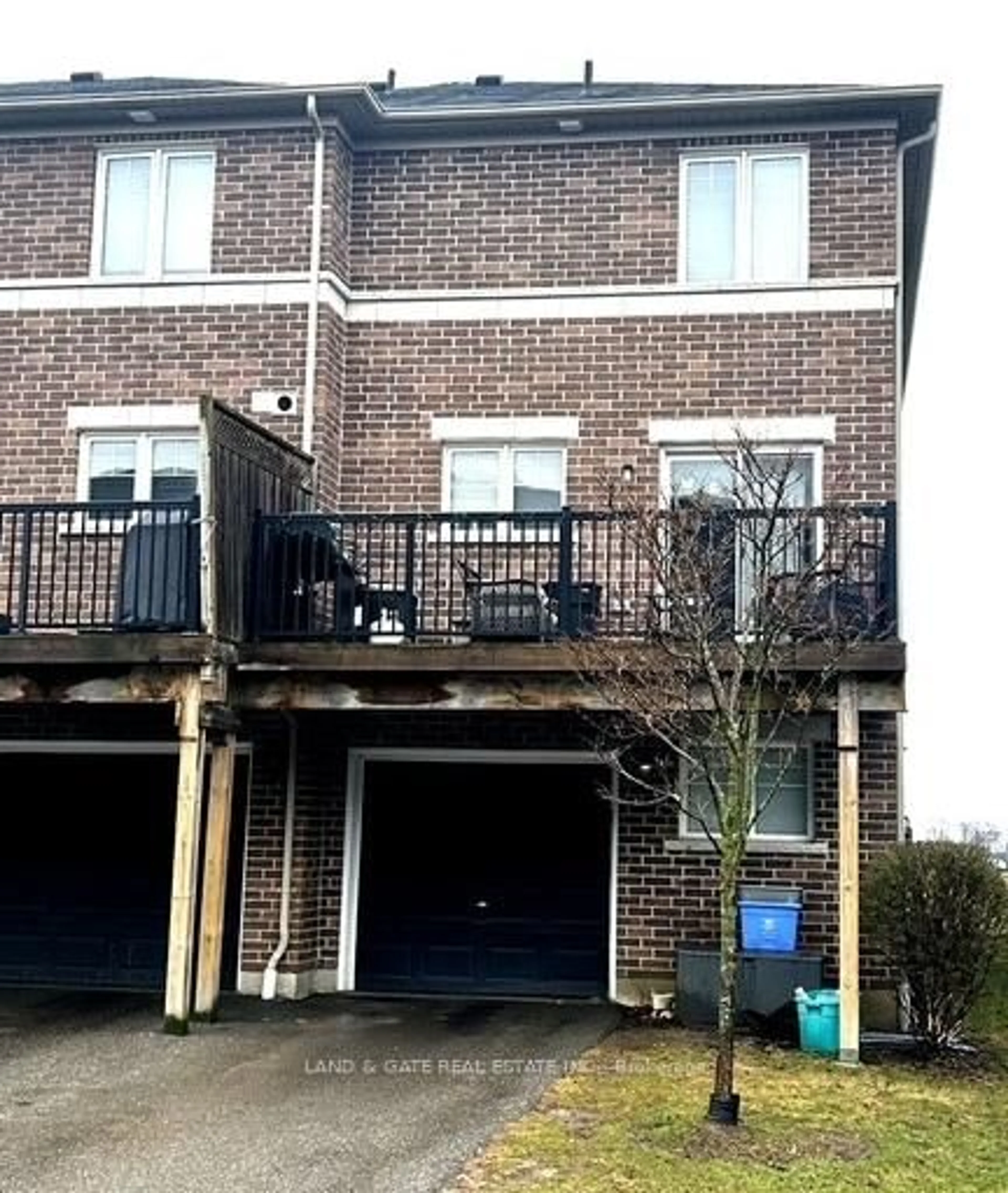 A pic from outside/outdoor area/front of a property/back of a property/a pic from drone, street for 466 Meadowglade Rd, Clarington Ontario L1E 2W8