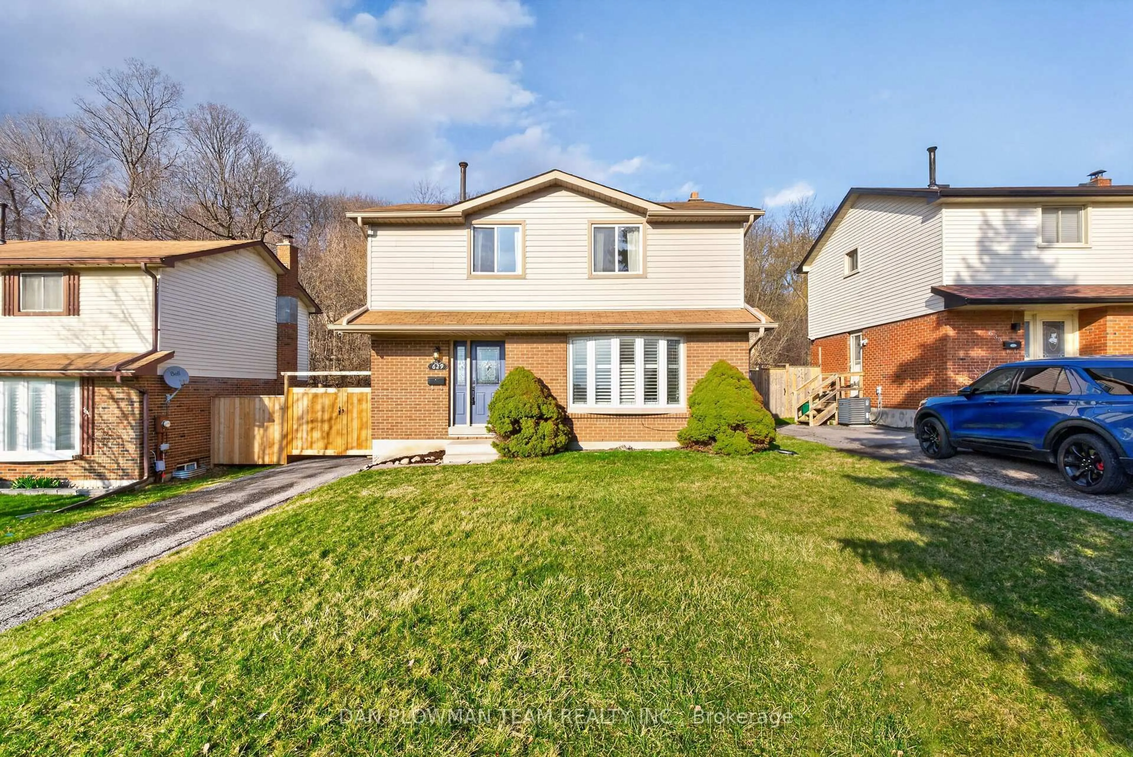 A pic from outside/outdoor area/front of a property/back of a property/a pic from drone, street for 629 Grandview St, Oshawa Ontario L1H 7T5