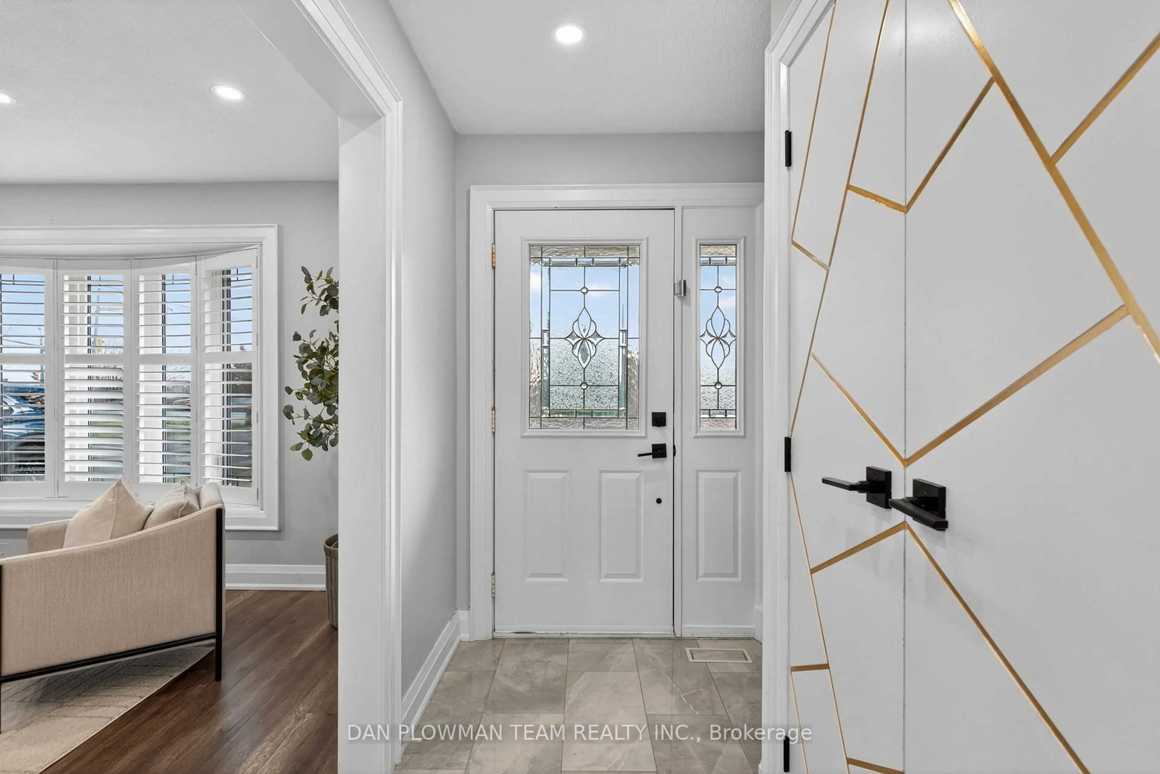 Indoor entryway for 629 Grandview St, Oshawa Ontario L1H 7T5