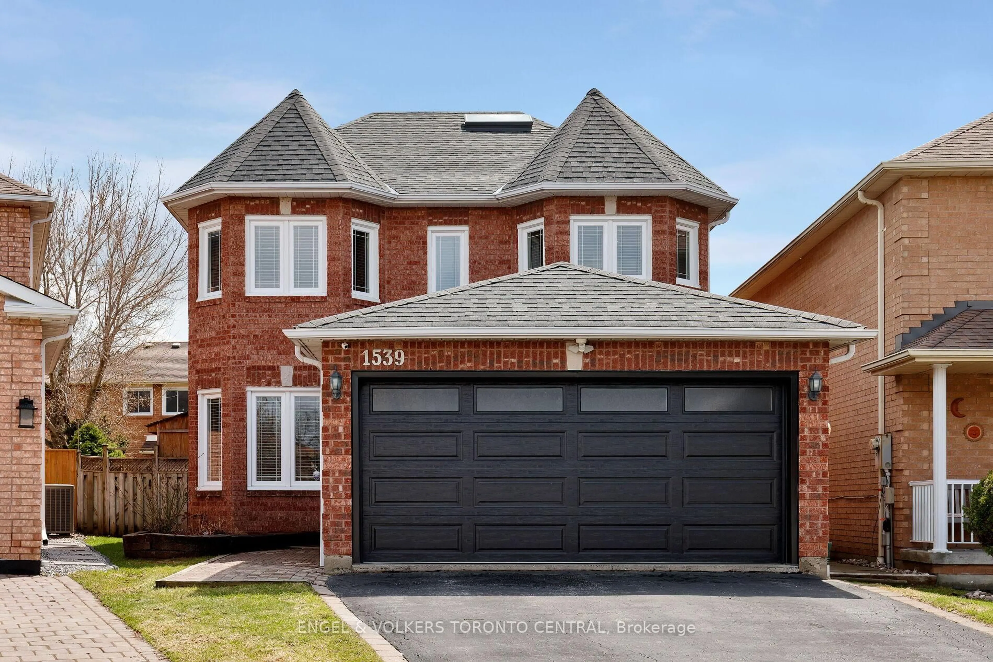 Home with brick exterior material, street for 1539 Nipissing Crt, Pickering Ontario L1V 6T8