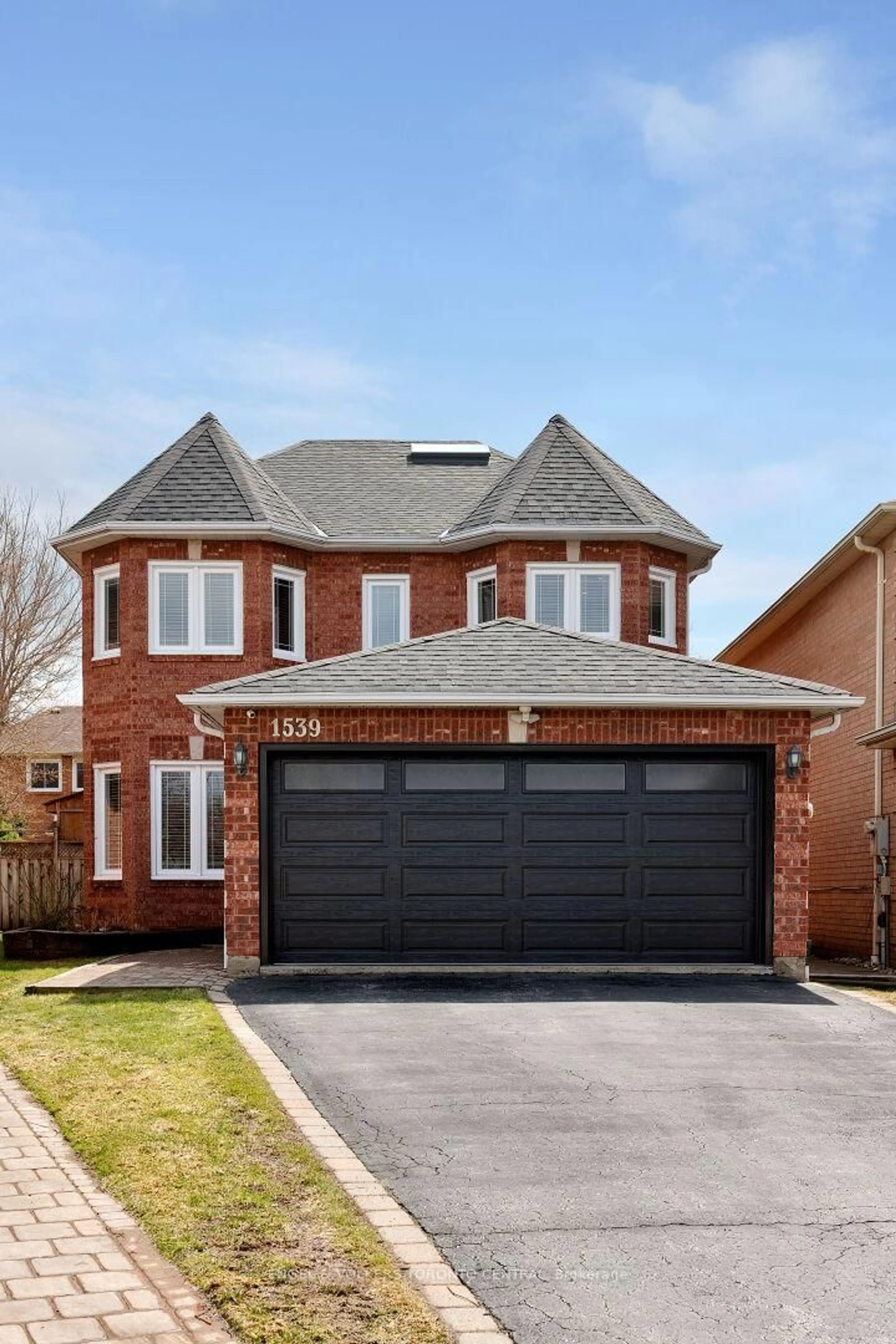 Home with brick exterior material, street for 1539 Nipissing Crt, Pickering Ontario L1V 6T8
