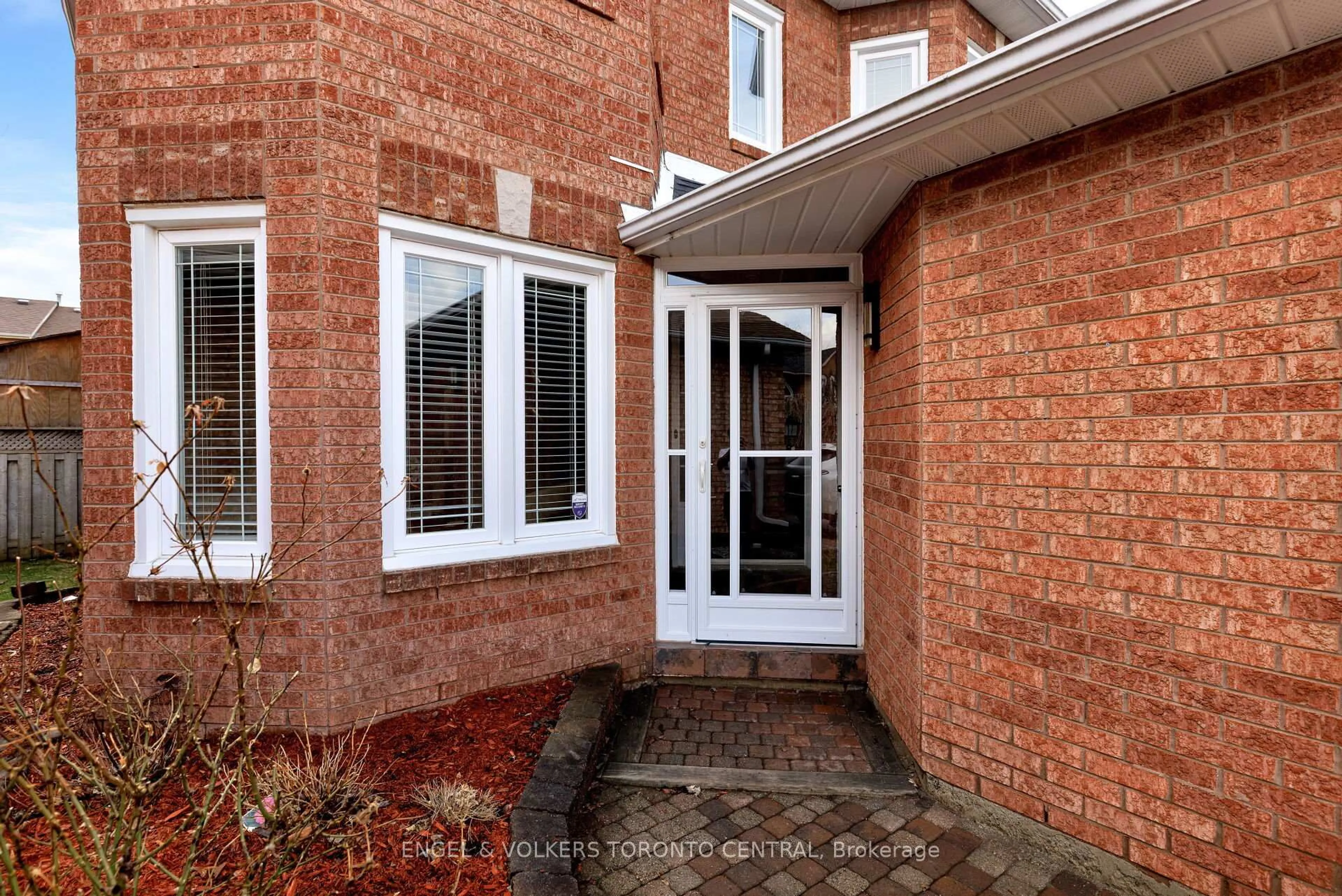 Home with brick exterior material, street for 1539 Nipissing Crt, Pickering Ontario L1V 6T8