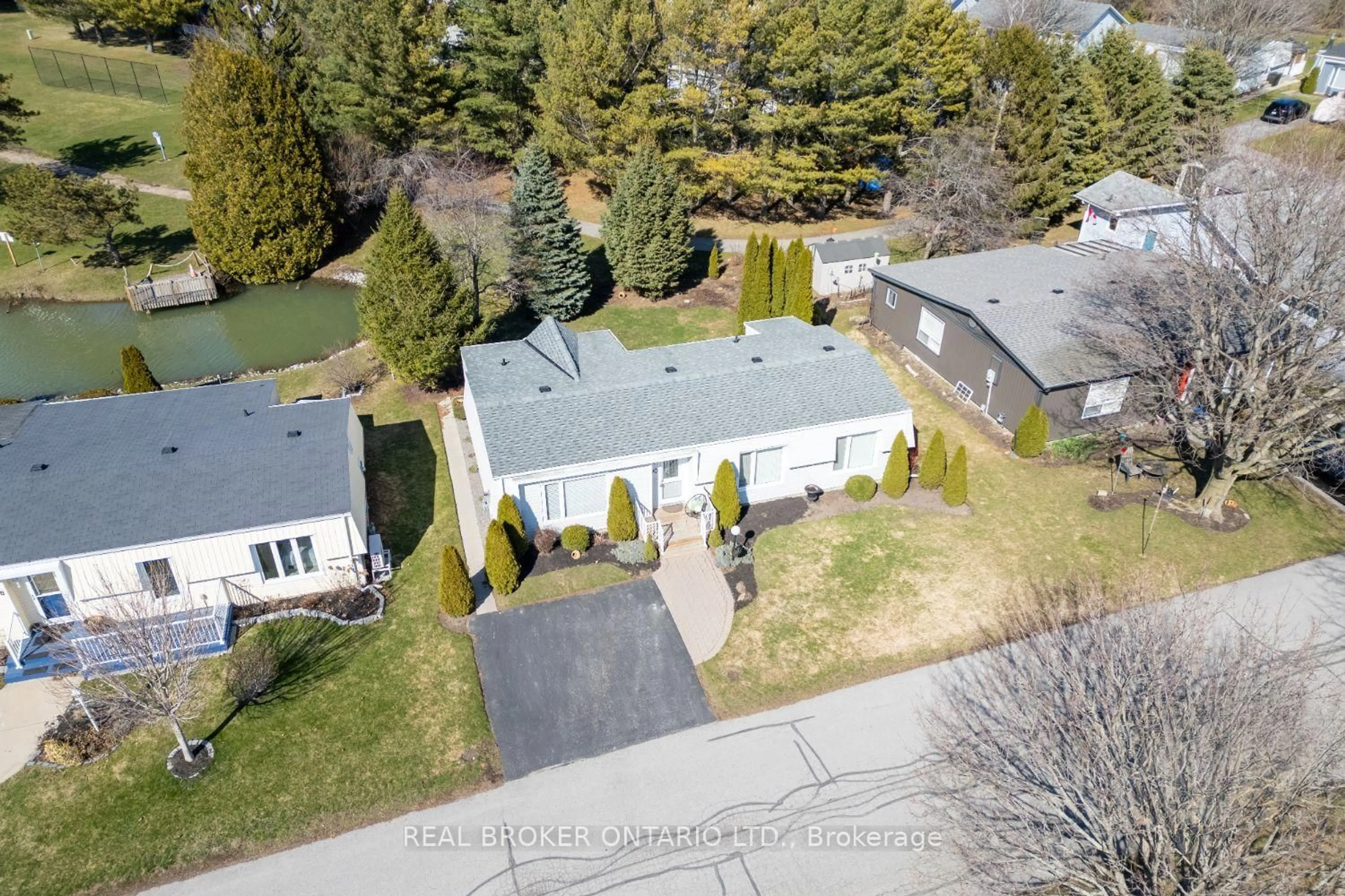 A pic from outside/outdoor area/front of a property/back of a property/a pic from drone, street for 90 The Cove Rd, Clarington Ontario L1B 1B5