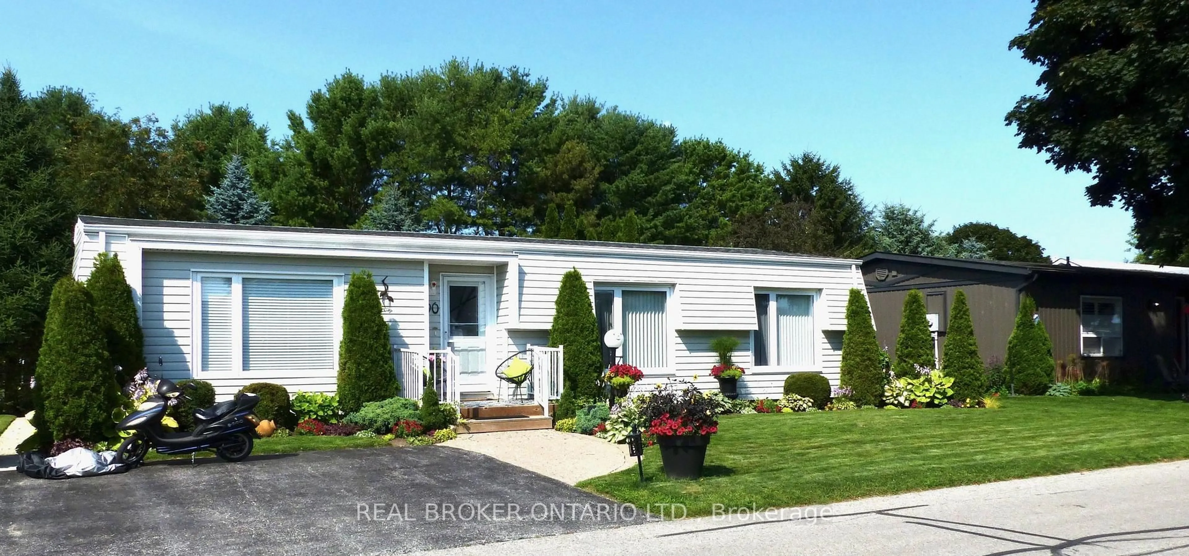 Home with vinyl exterior material, street for 90 The Cove Rd, Clarington Ontario L1B 1B5