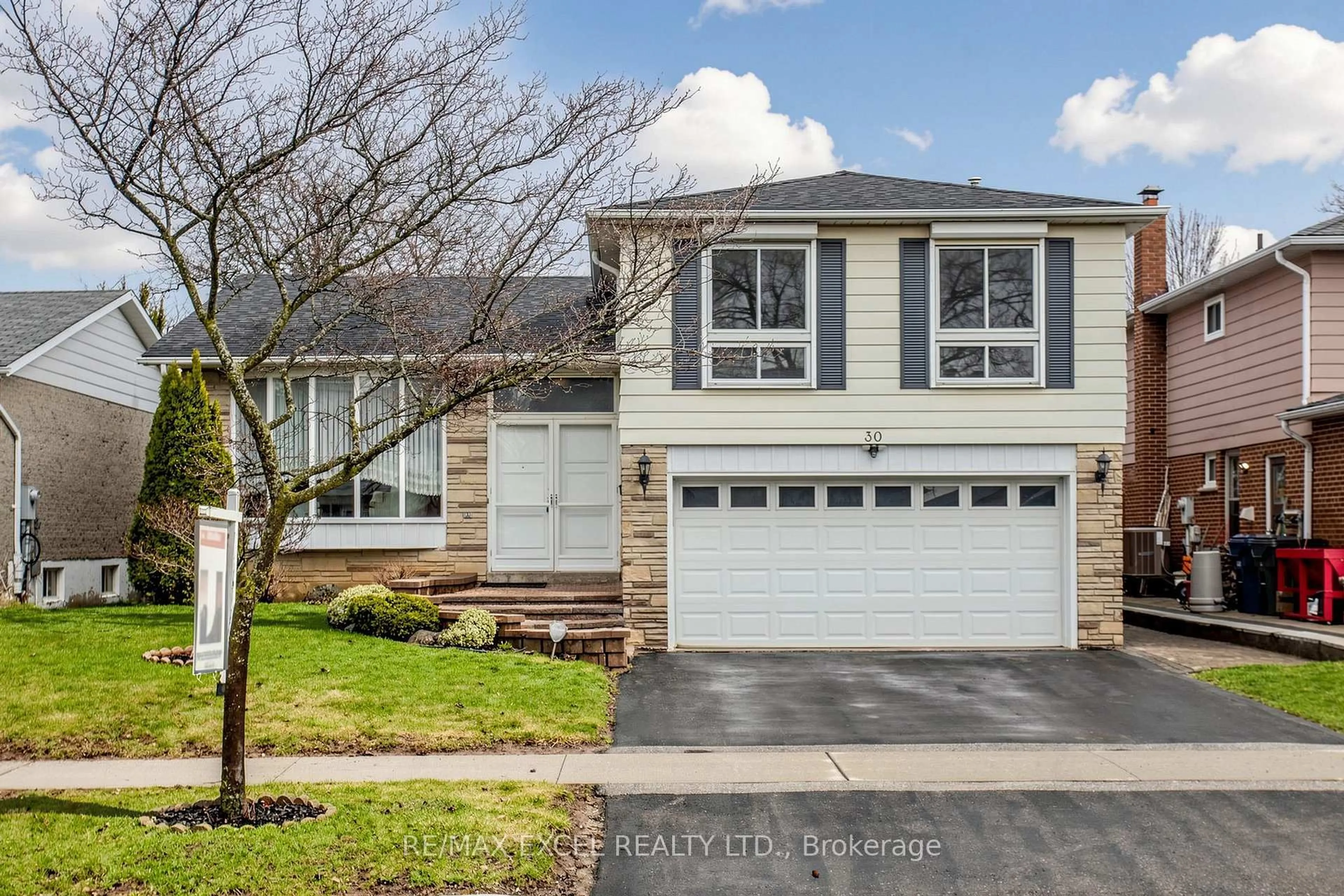 Home with vinyl exterior material, street for 30 WAKEFIELD Cres, Toronto Ontario M1W 2C2