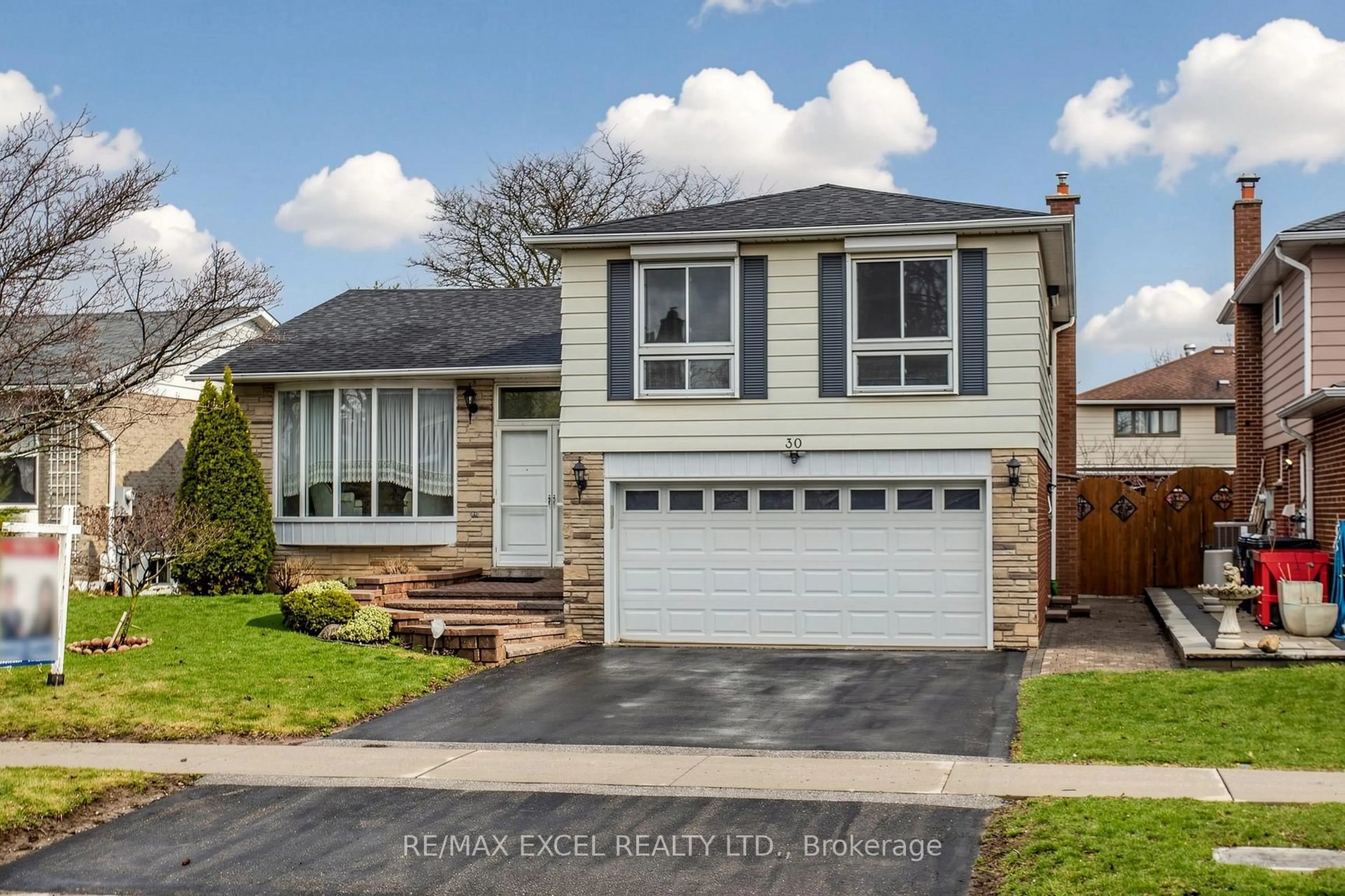 Home with vinyl exterior material, street for 30 WAKEFIELD Cres, Toronto Ontario M1W 2C2