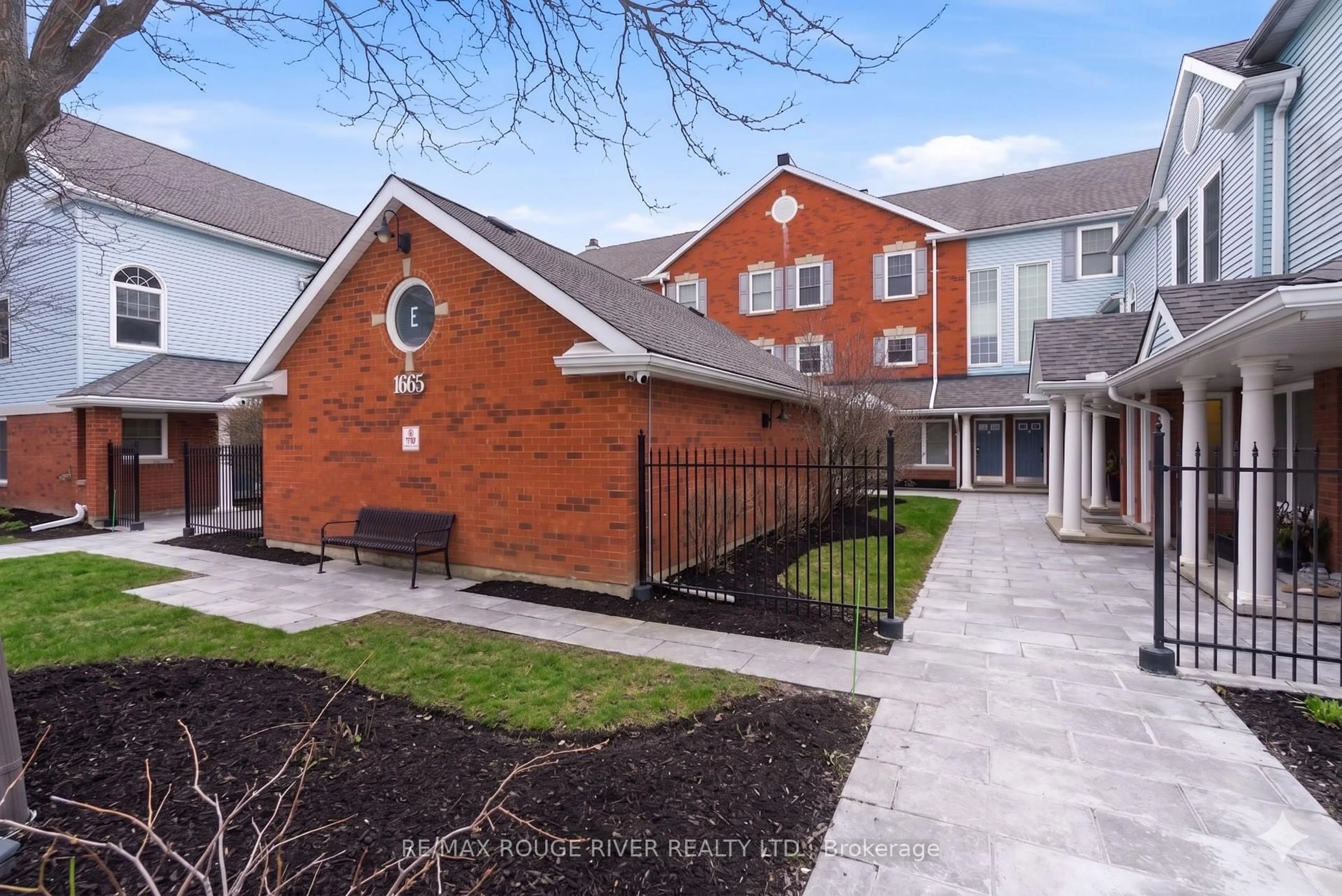 Patio, street for 1665 Nash Rd #E2, Clarington Ontario L1E 1S8