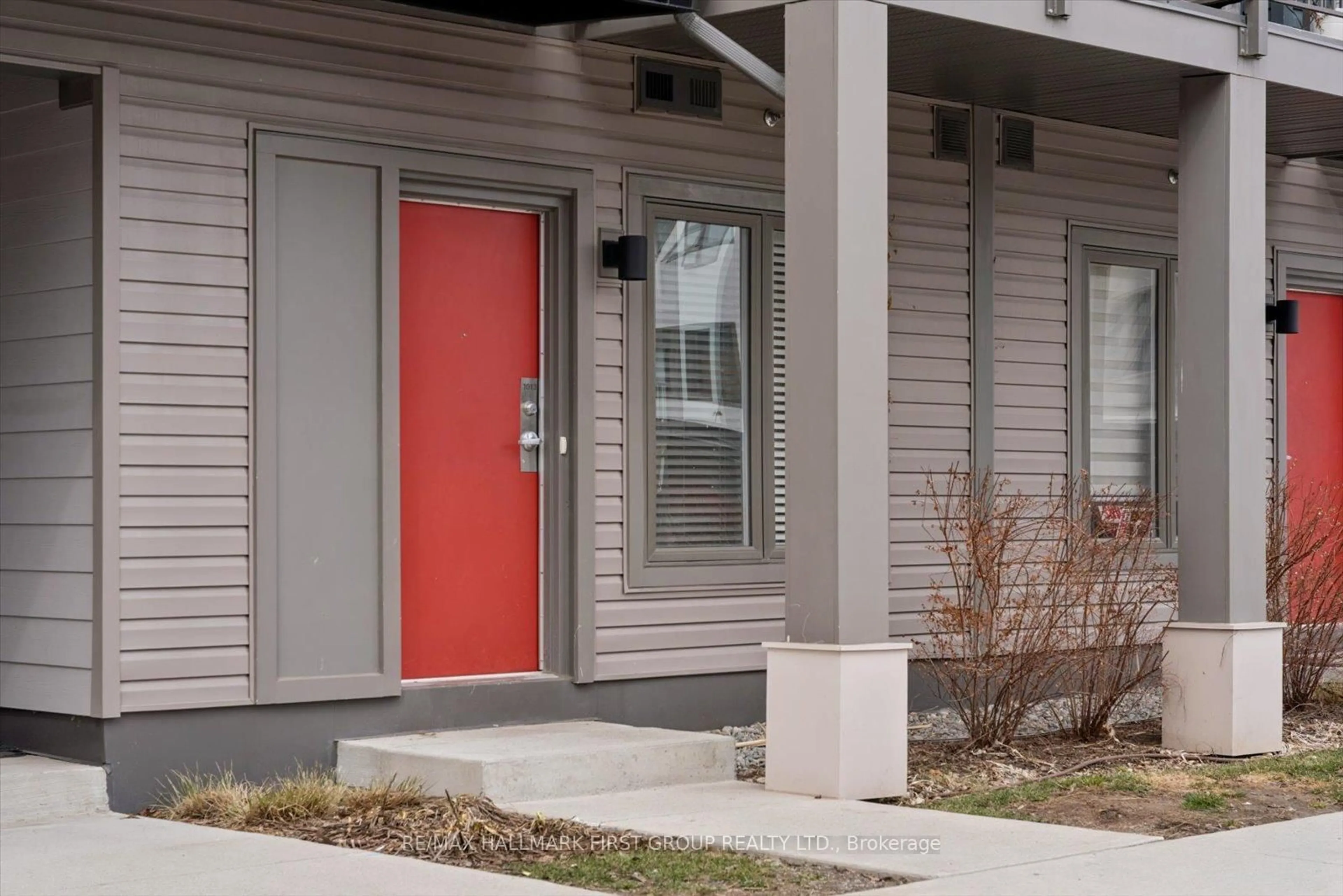 Home with vinyl exterior material, street for 2635 William Jackson Dr #1013, Pickering Ontario L1X 0L5