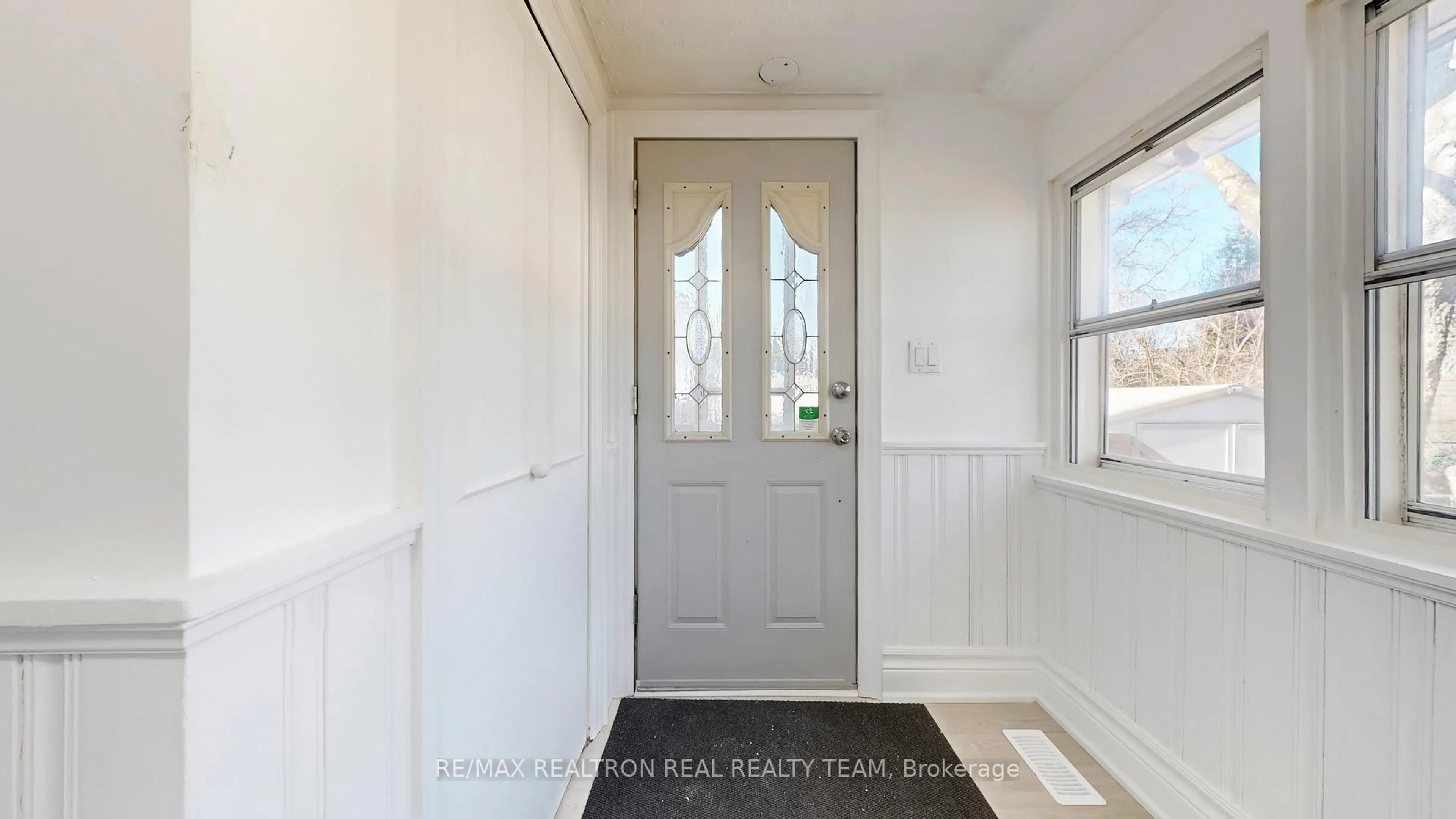 Indoor entryway for 23 Marsh Rd, Toronto Ontario M1K 1Y6