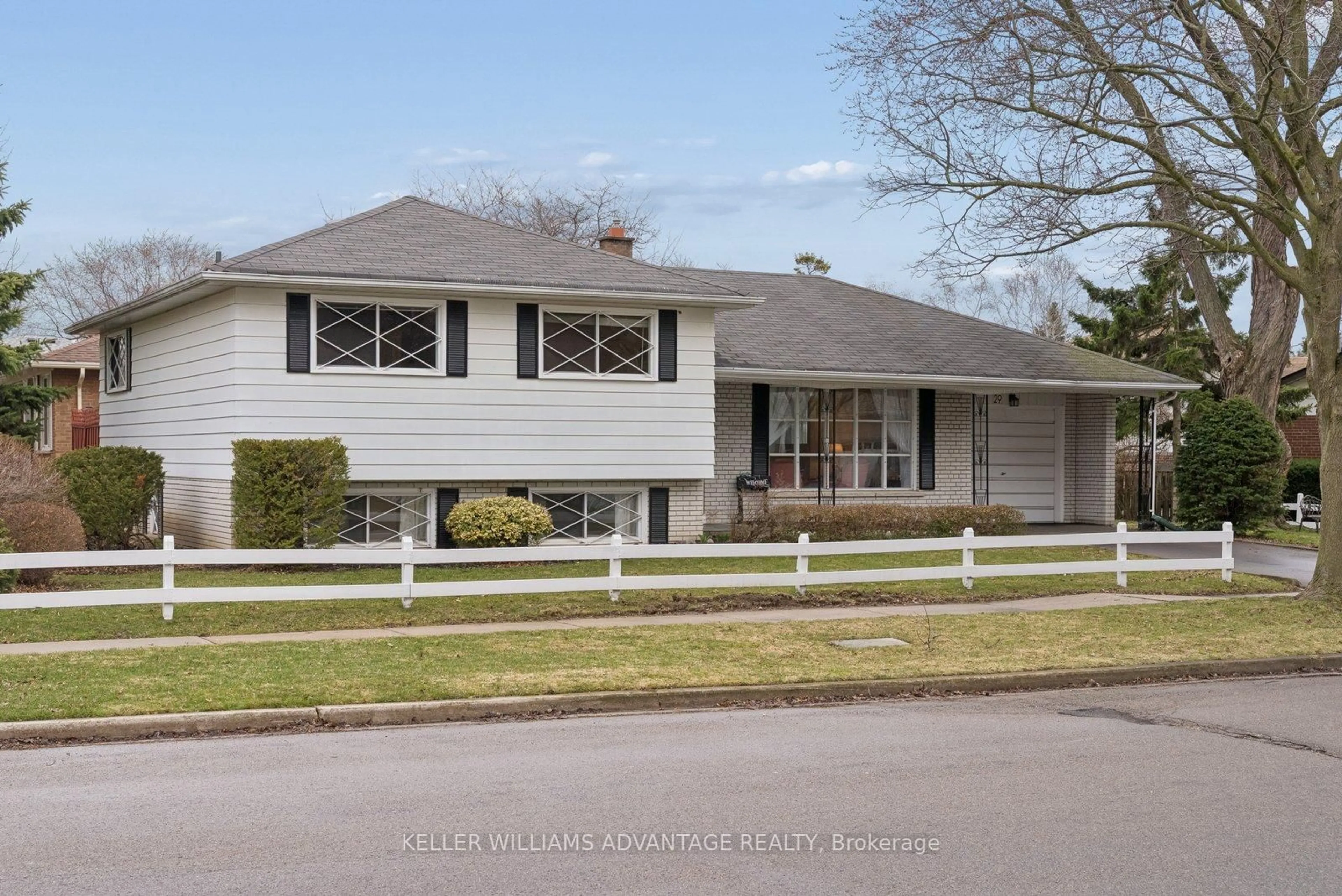 Home with vinyl exterior material, street for 29 Paulander Ave, Toronto Ontario M1C 1W5