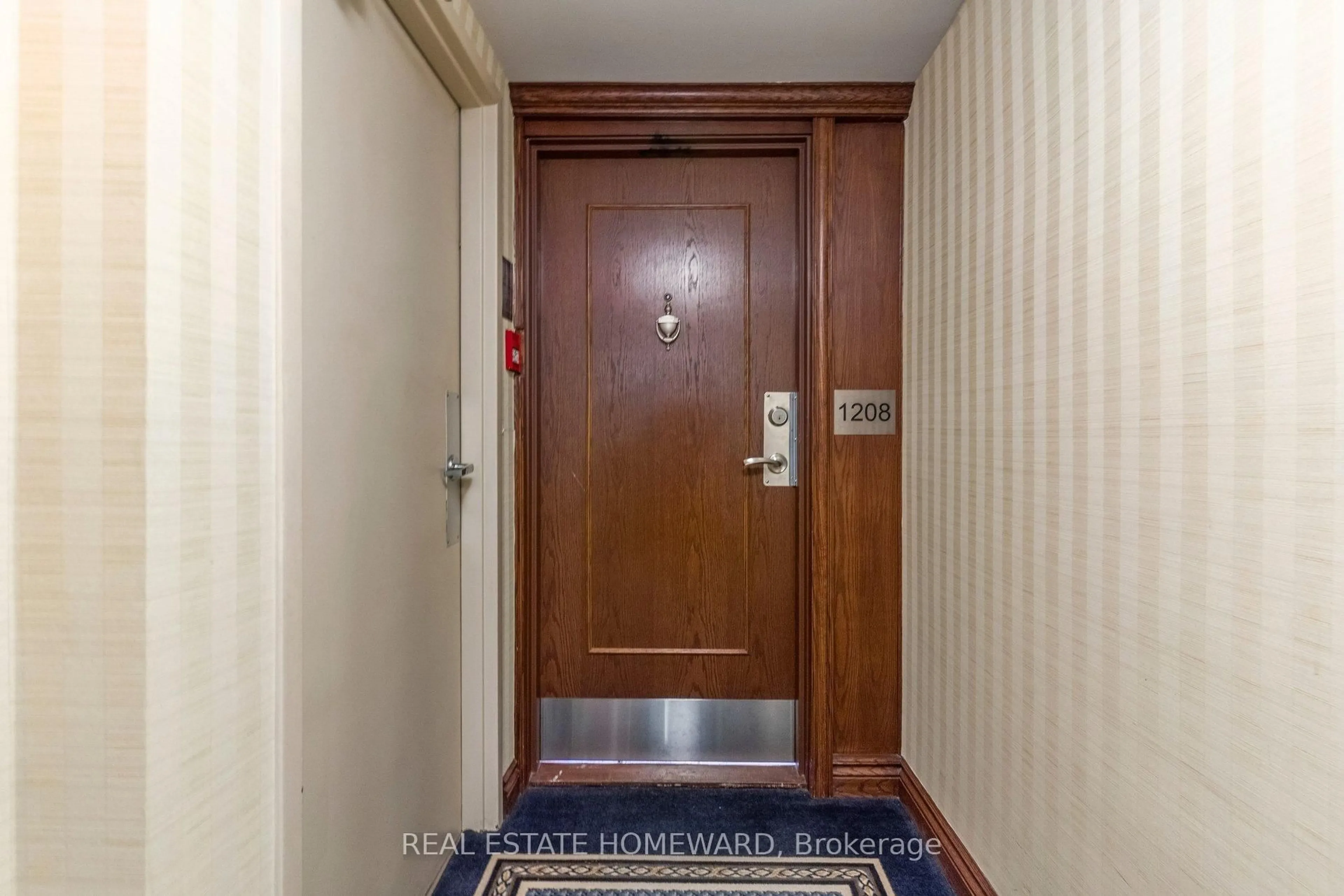 Indoor foyer for 980 Broadview Ave #1208, Toronto Ontario M4K 3Y1
