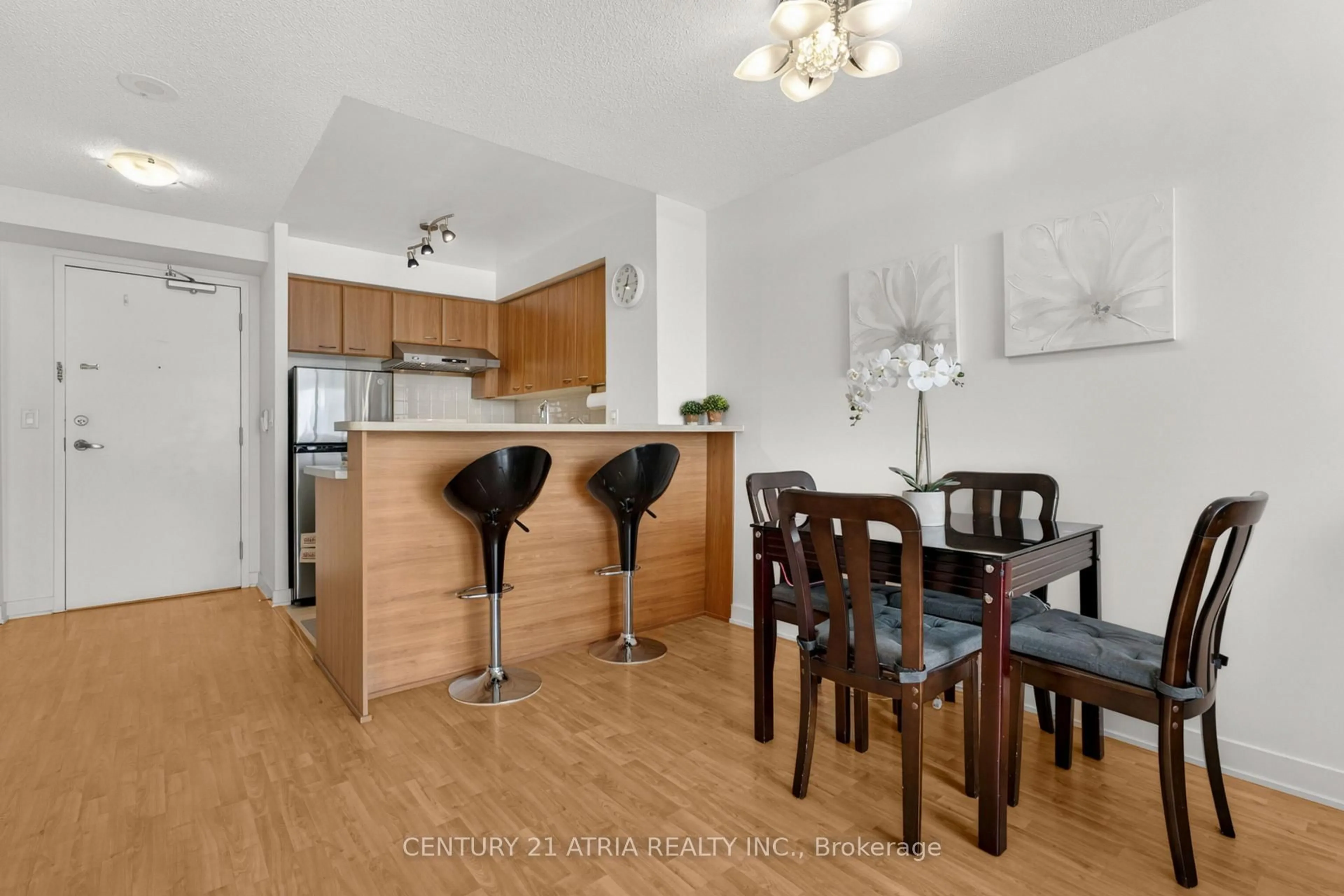 Open concept kitchen, wood/laminate floor for 38 Lee Centre Dr #908, Toronto Ontario M1H 3J7