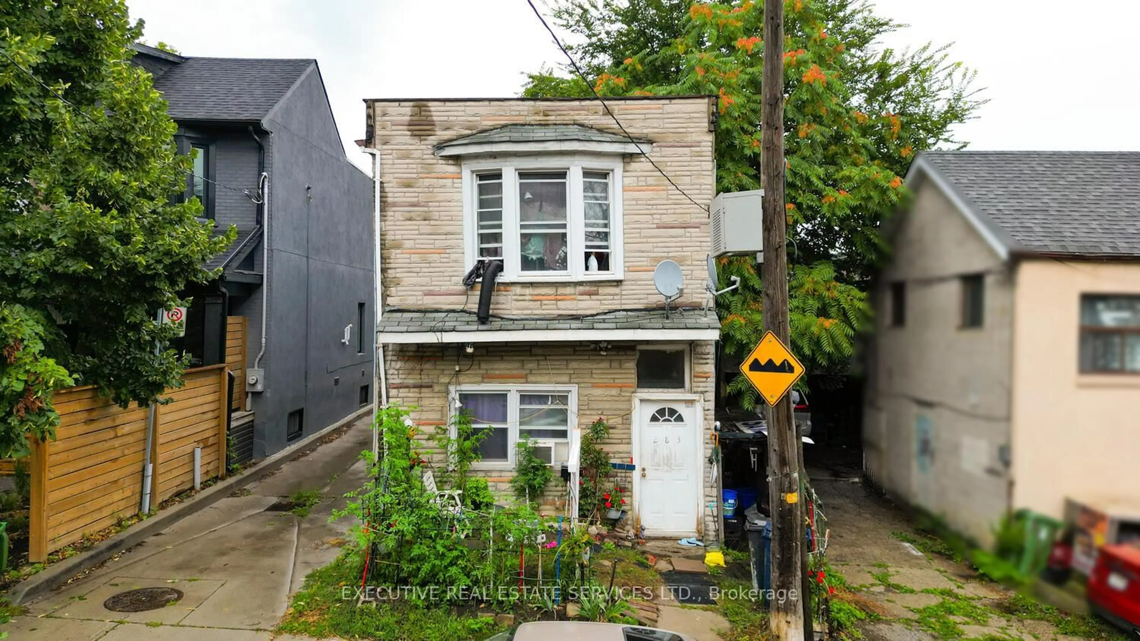 A pic from outside/outdoor area/front of a property/back of a property/a pic from drone, street for 283 Rhodes Ave, Toronto Ontario M4L 3A4