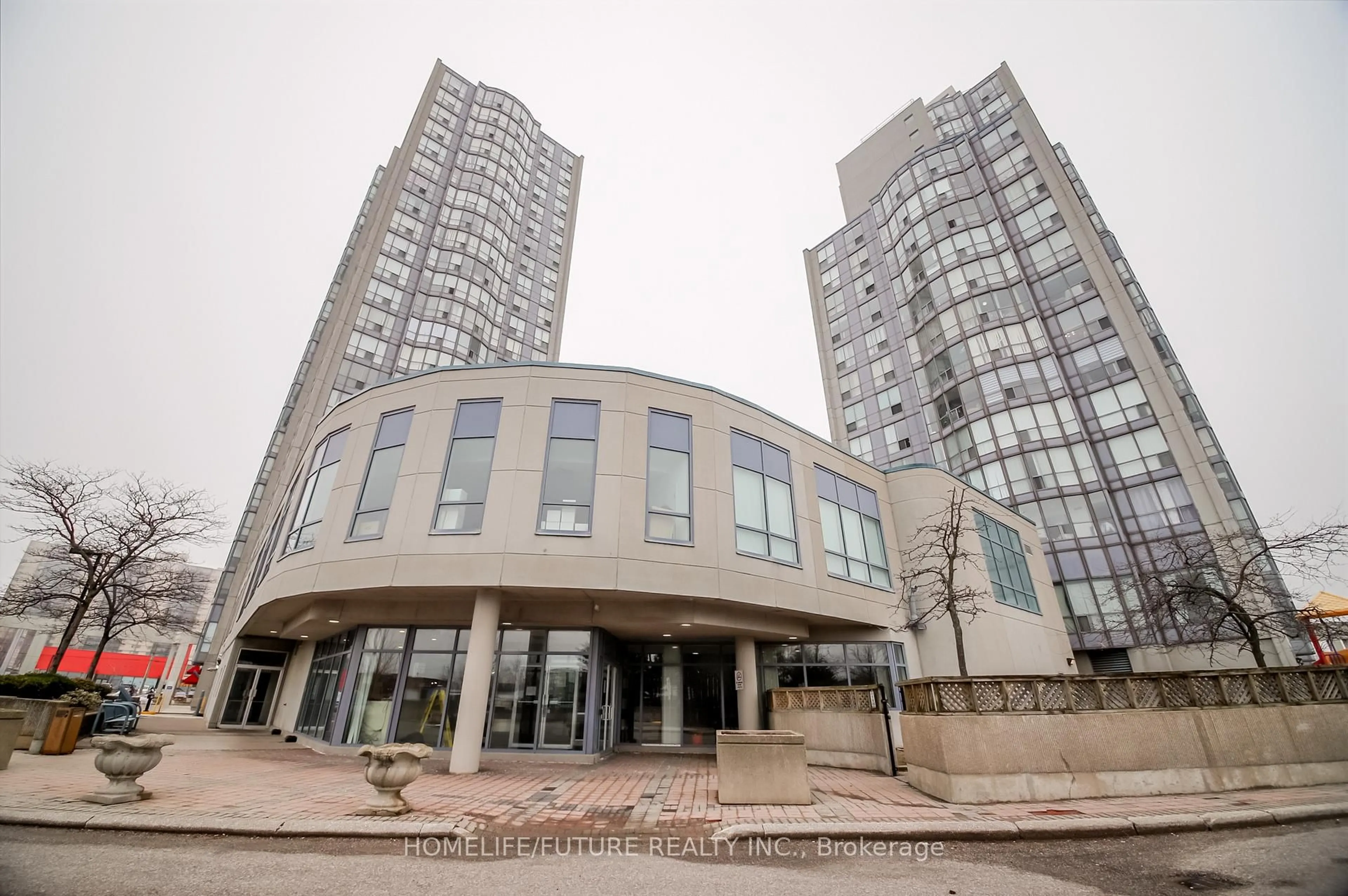 Indoor foyer for 2550 Lawrence Ave #816, Toronto Ontario M1P 4Z3