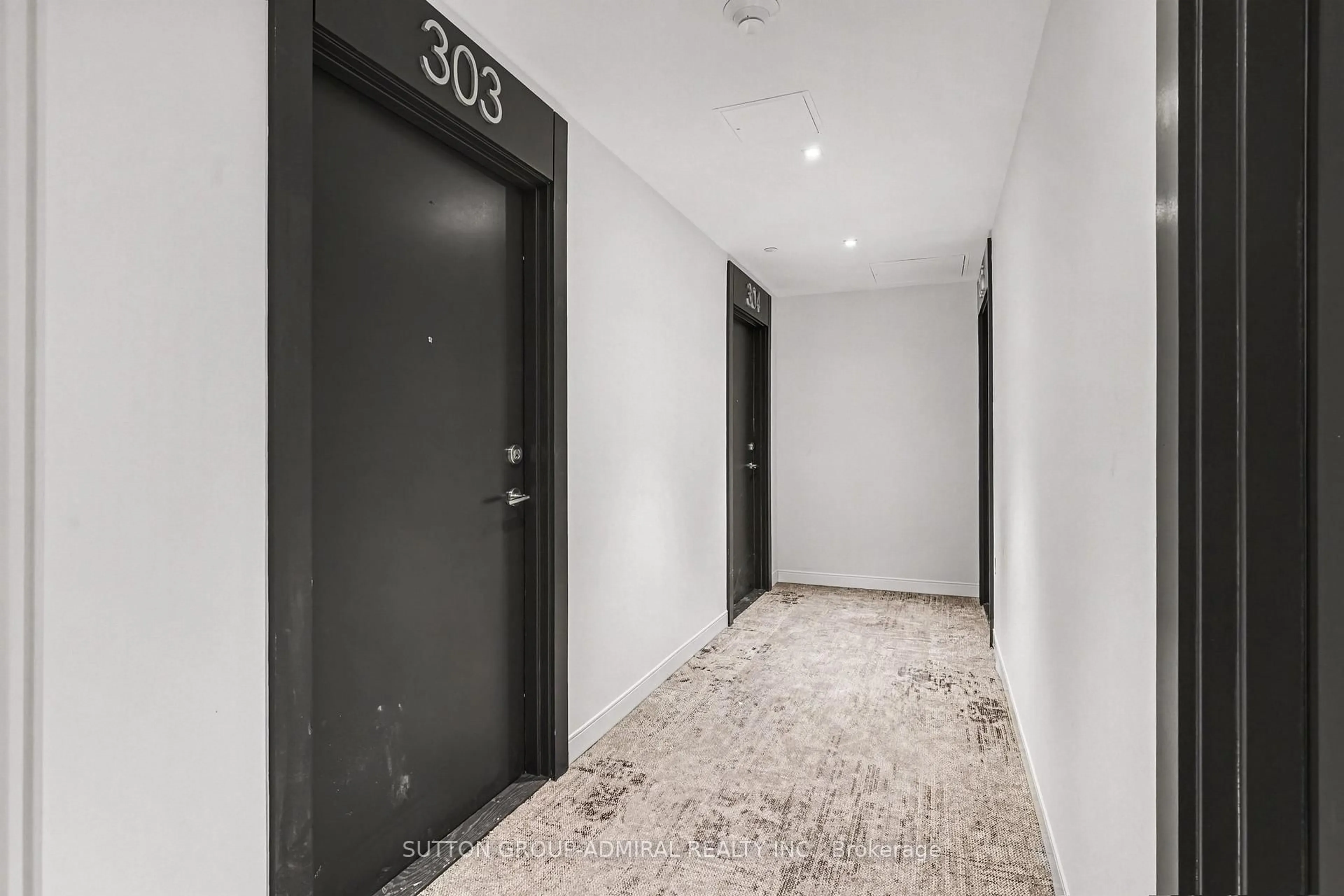 Indoor foyer for 7437 Kingston Rd #303, Toronto Ontario M1B 0E9