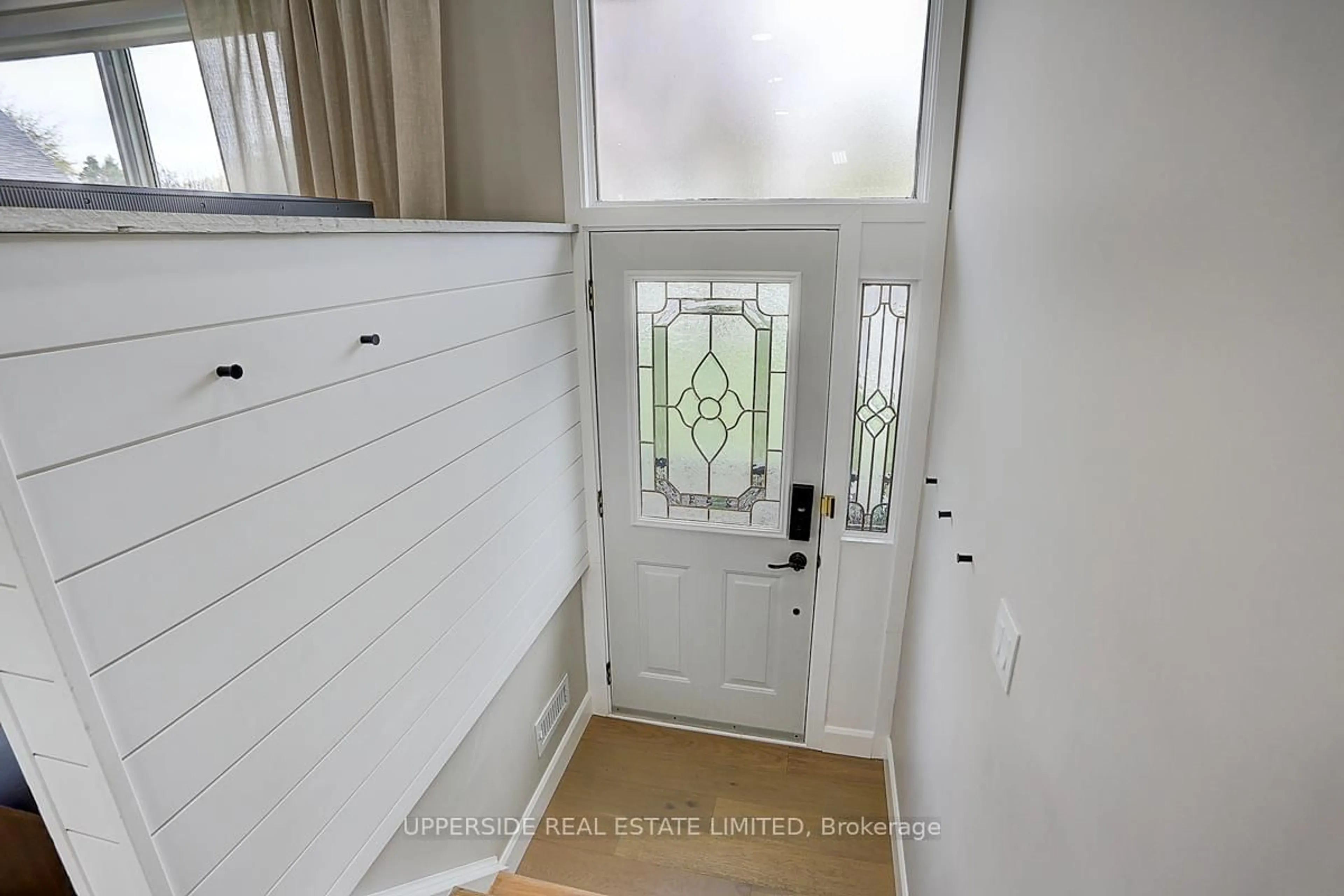 Indoor entryway for 853 Capri Crt, Oshawa Ontario L1H 1S2