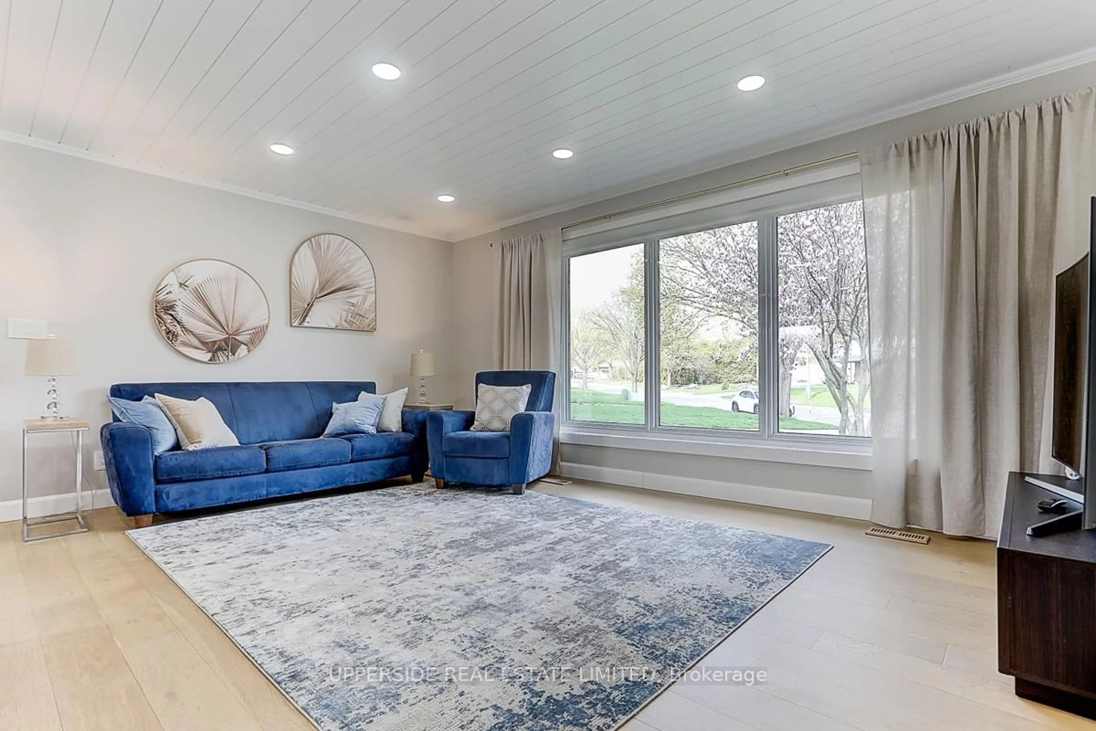 Living room with furniture, unknown for 853 Capri Crt, Oshawa Ontario L1H 1S2