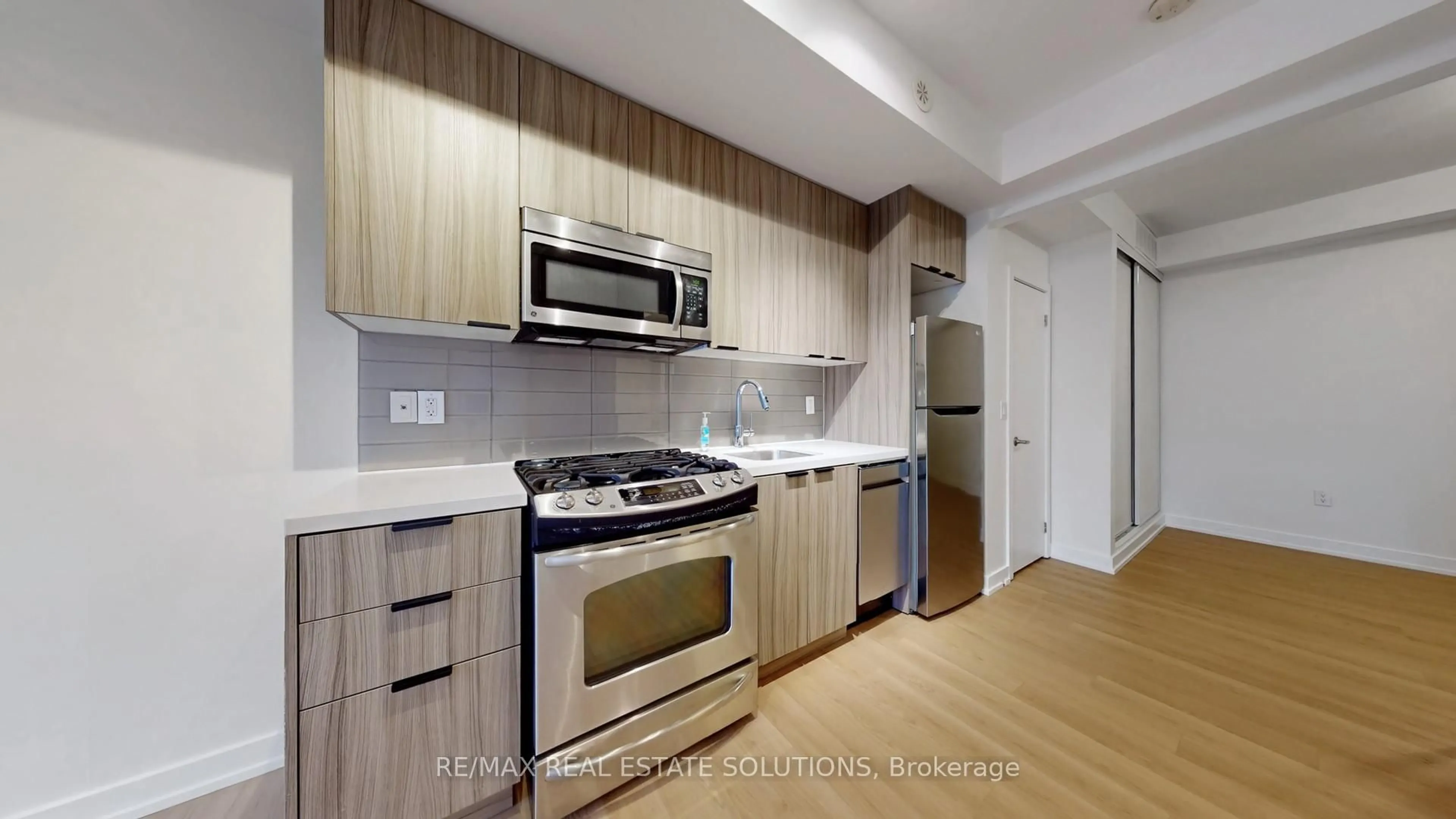 Standard kitchen, wood/laminate floor for 140 Broadview Ave #59, Toronto Ontario M4M 0A8