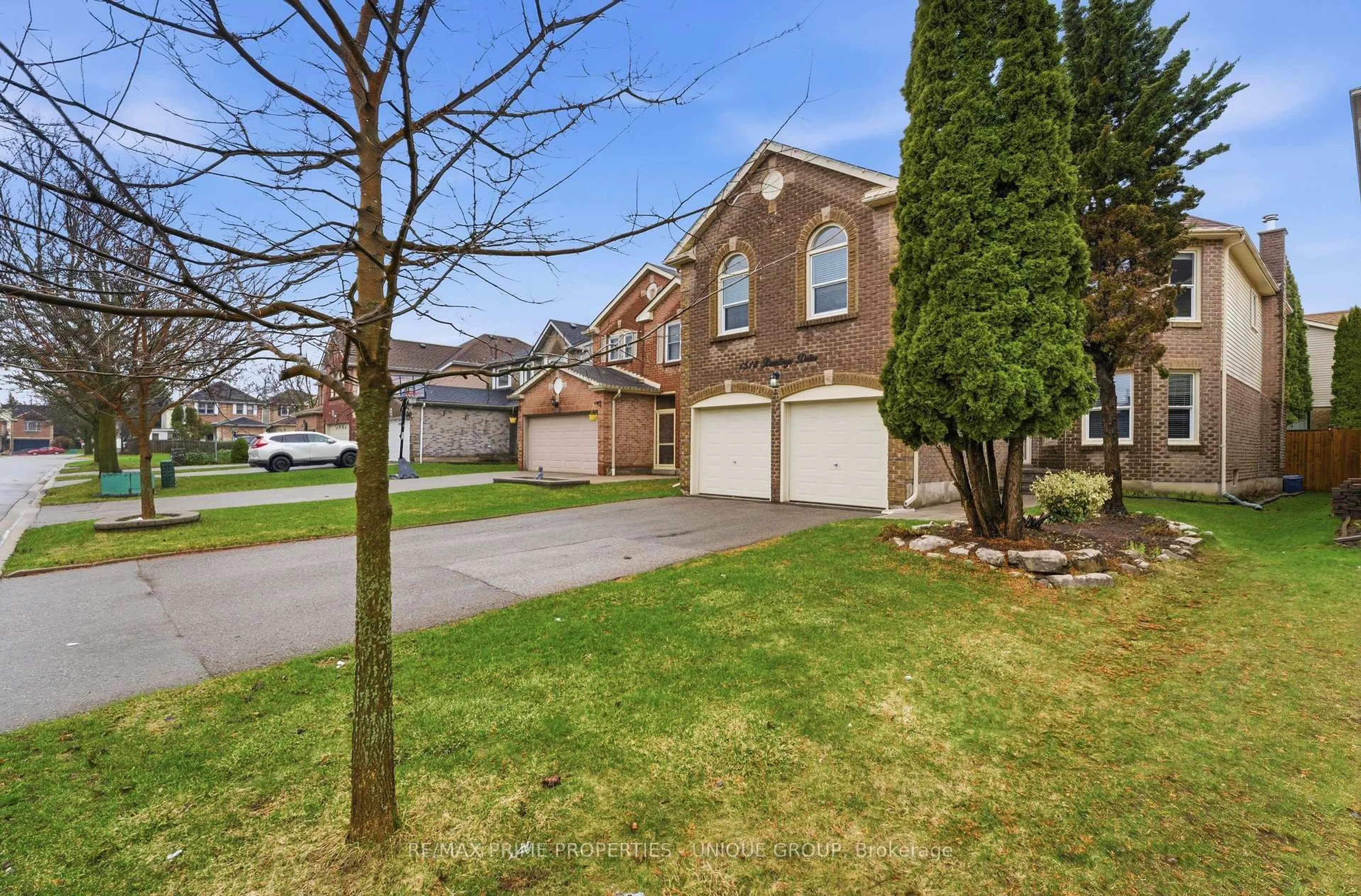 A pic from outside/outdoor area/front of a property/back of a property/a pic from drone, street for 1518 Rawlings Dr, Pickering Ontario L1V 5A5