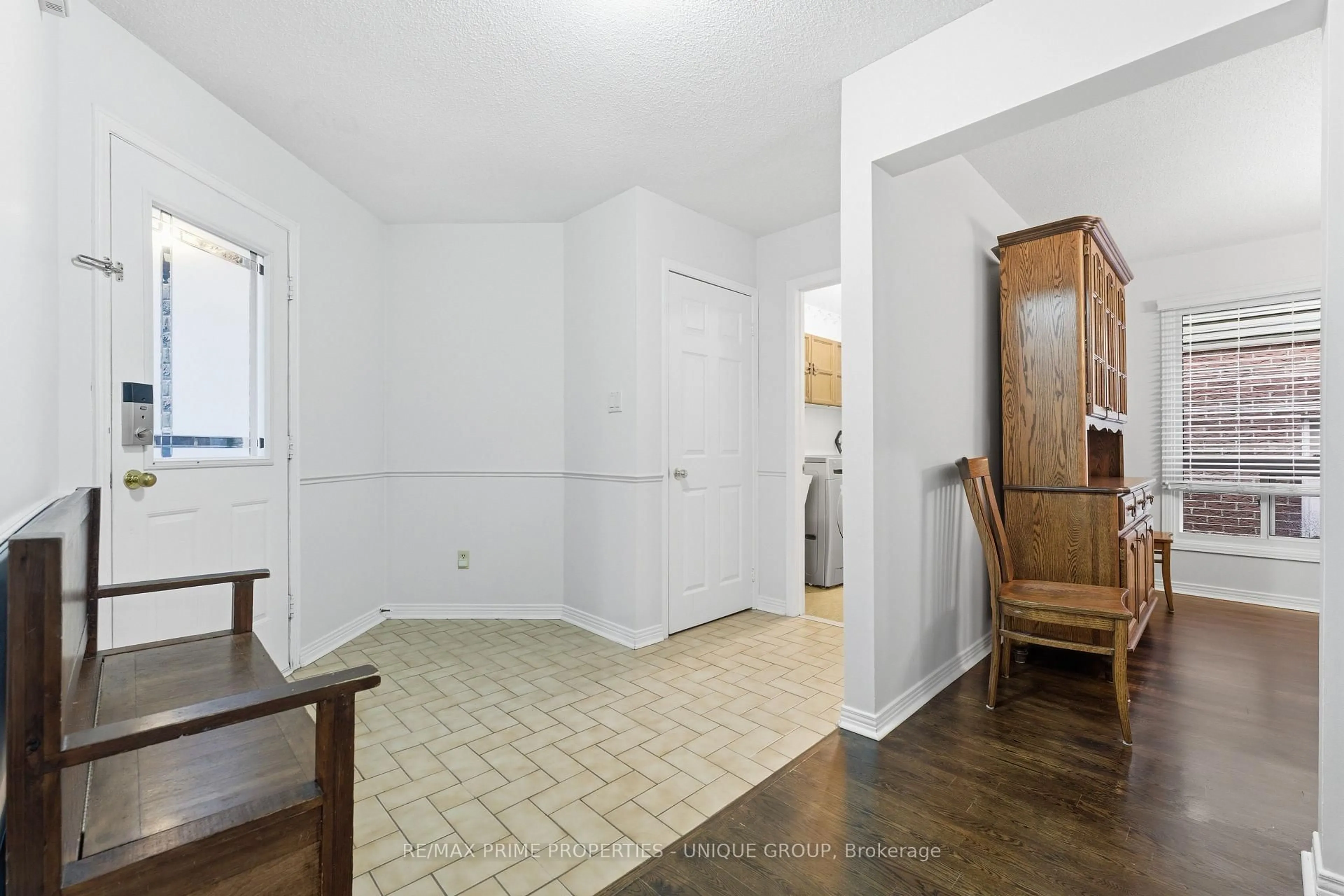 Indoor entryway for 1518 Rawlings Dr, Pickering Ontario L1V 5A5