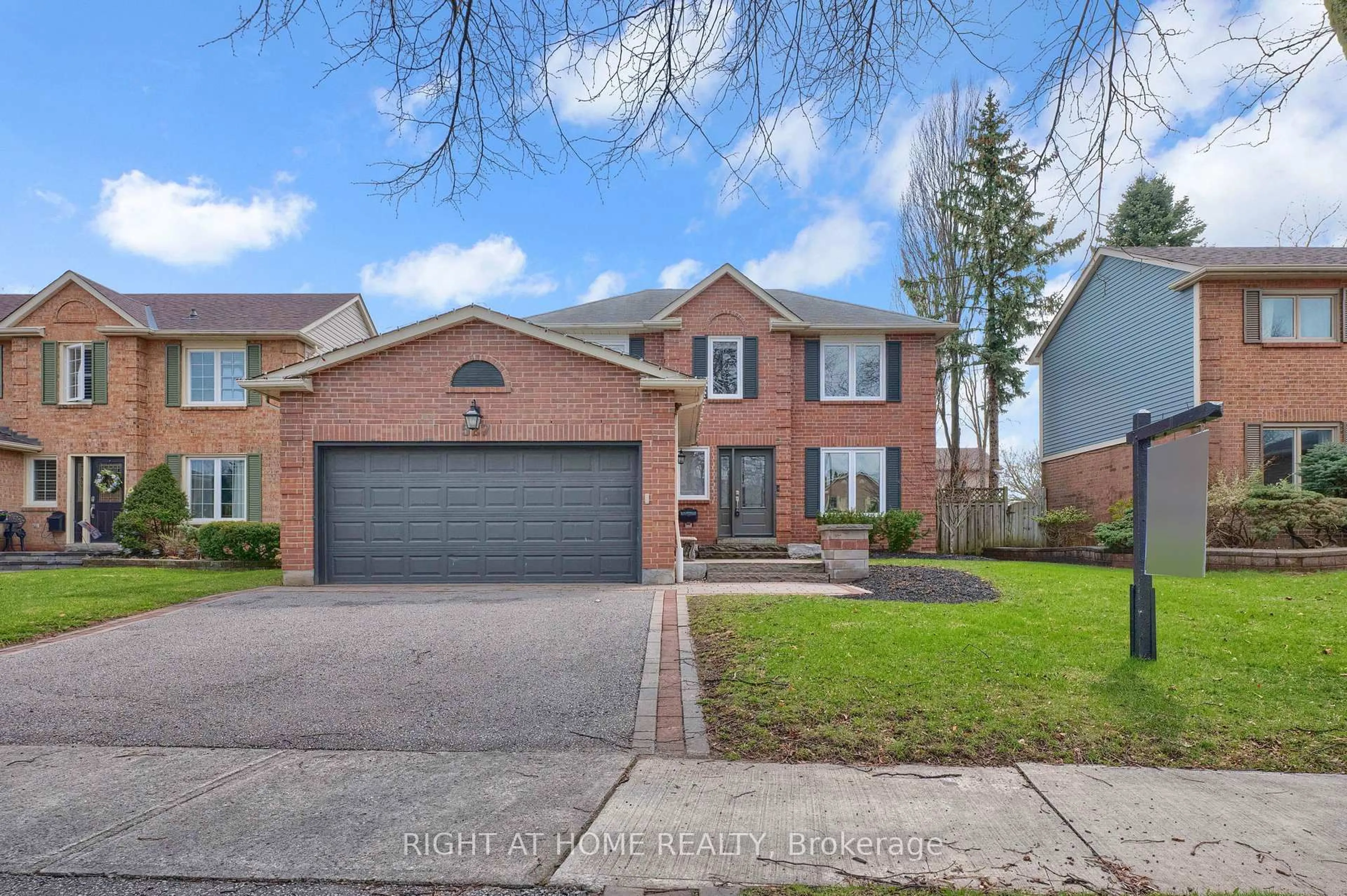 Home with brick exterior material, street for 527 Beech St, Whitby Ontario L1N 7R1