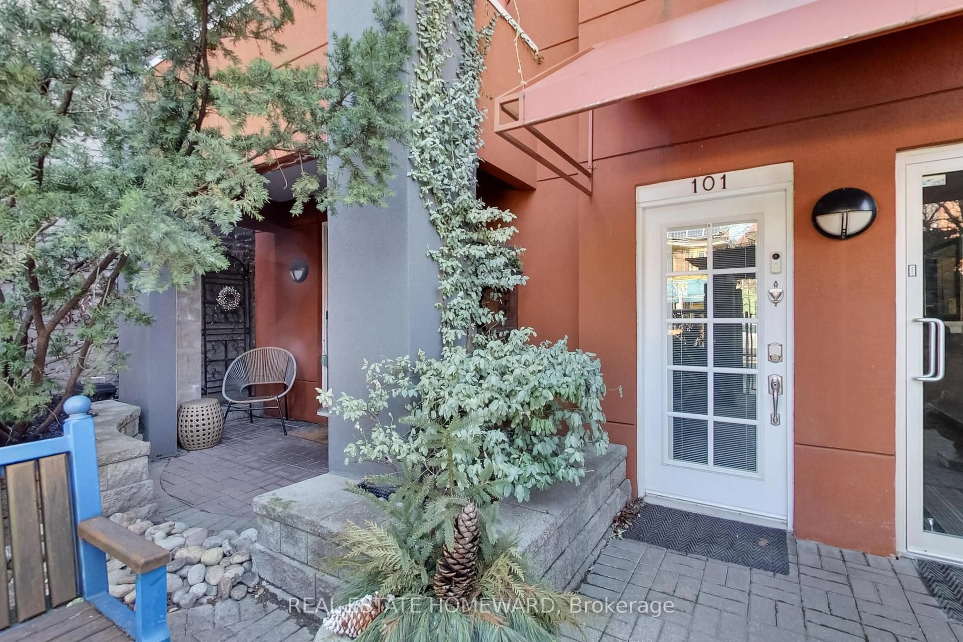 Indoor entryway for 2371 Queen St #101, Toronto Ontario M4E 1H2