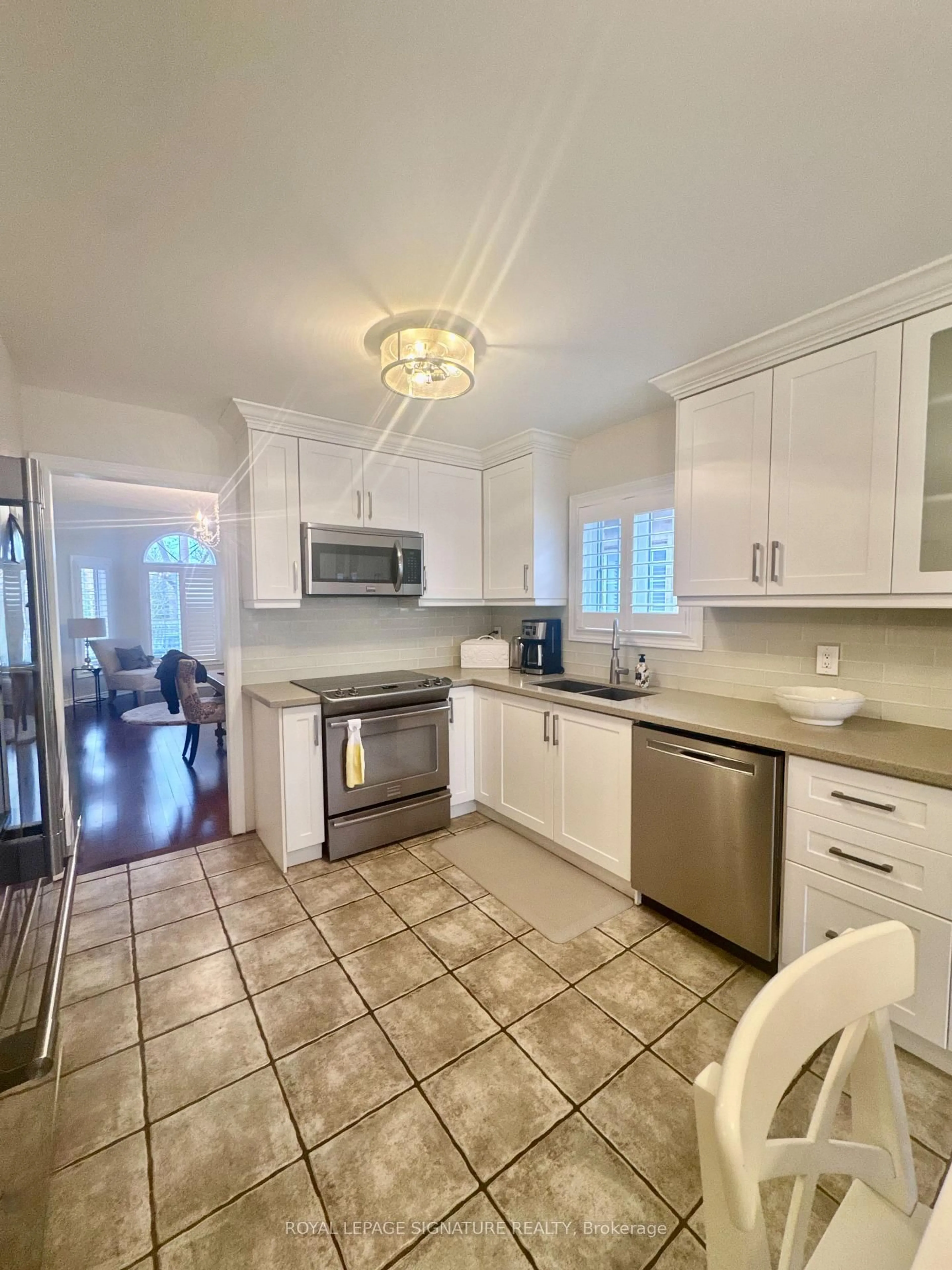 Open concept kitchen, ceramic/tile floor for 3 Underwood Dr, Whitby Ontario L1M 1H8
