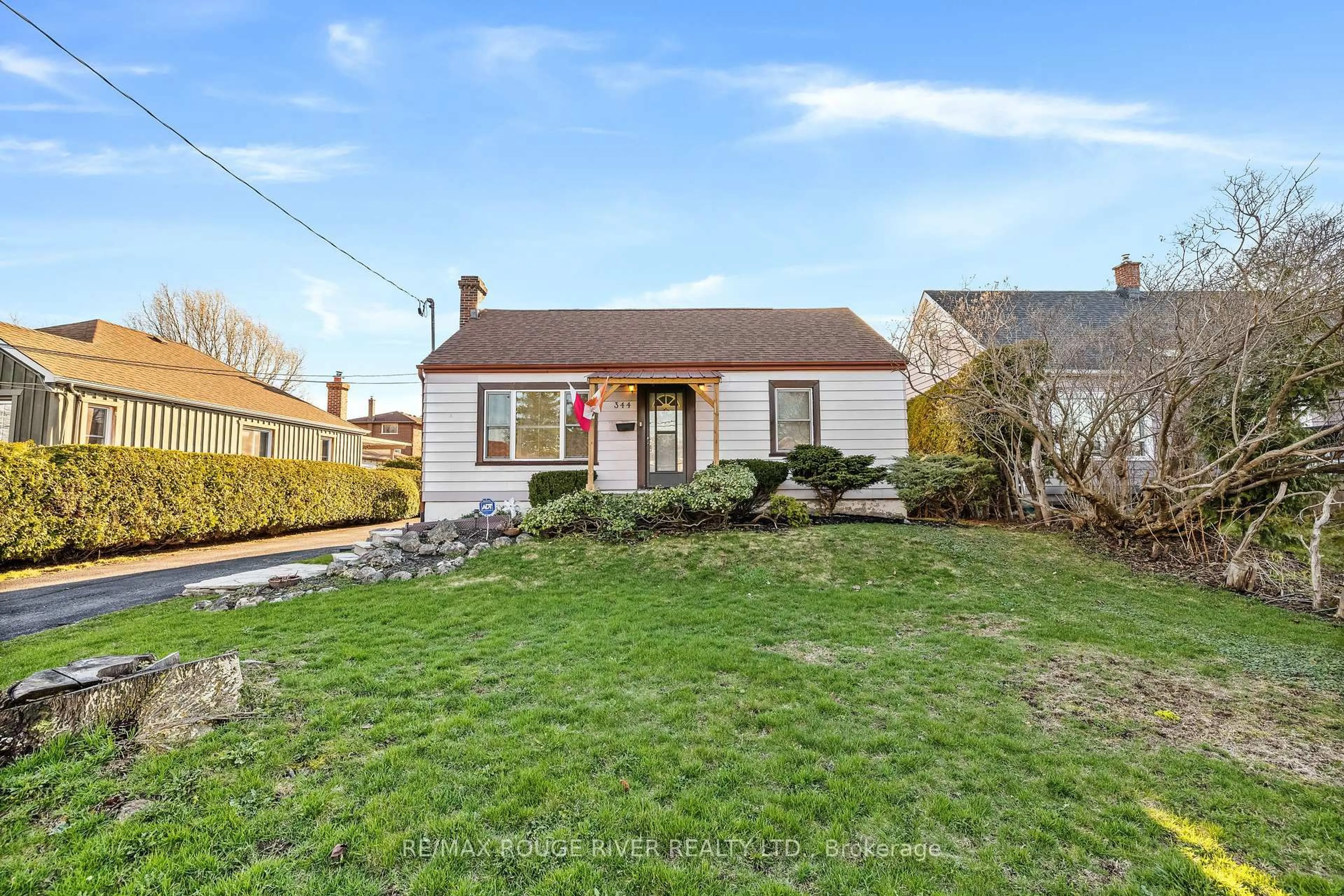 A pic from outside/outdoor area/front of a property/back of a property/a pic from drone, street for 344 Nipigon St, Oshawa Ontario L1J 4N9