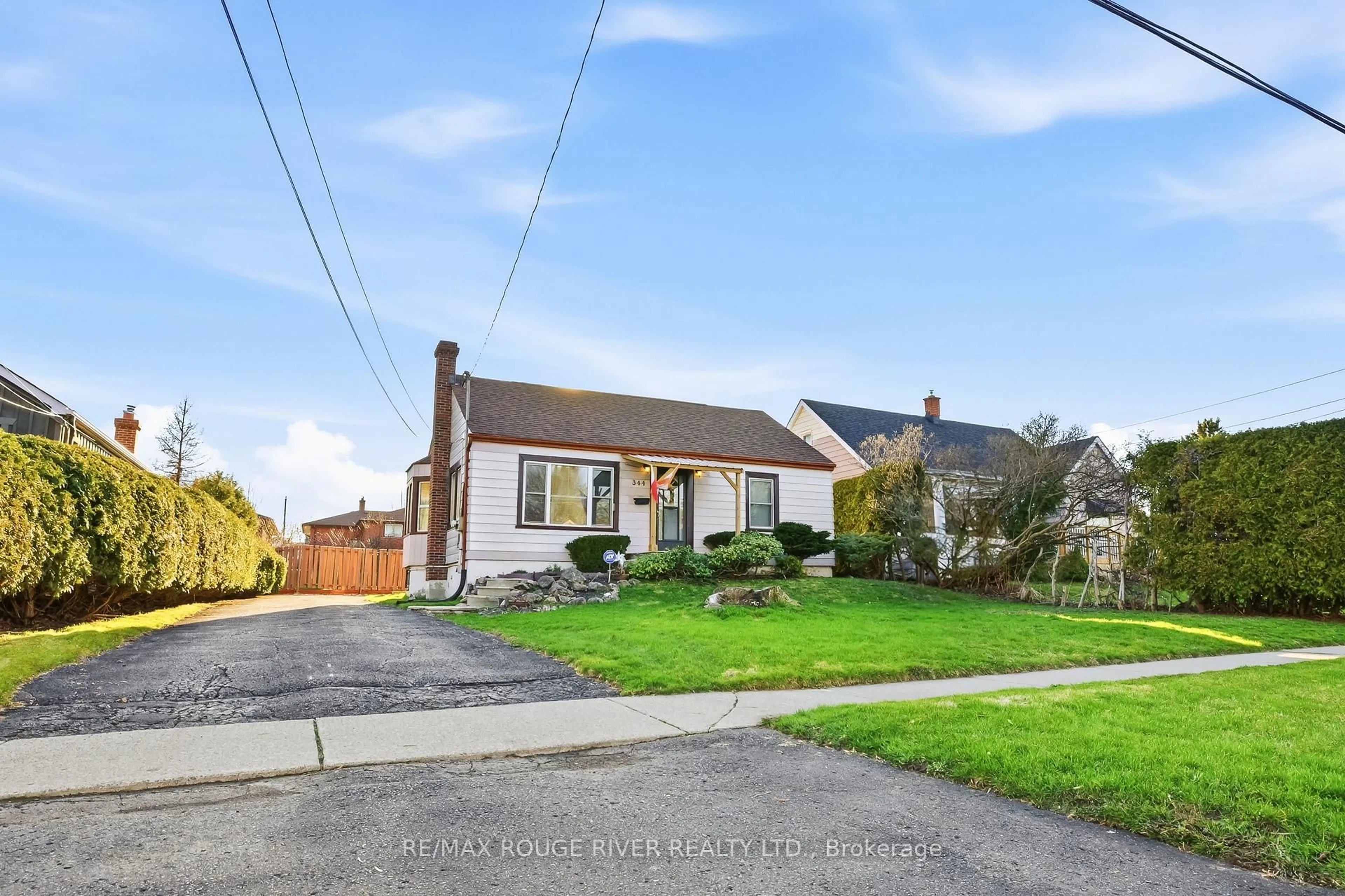 A pic from outside/outdoor area/front of a property/back of a property/a pic from drone, street for 344 Nipigon St, Oshawa Ontario L1J 4N9