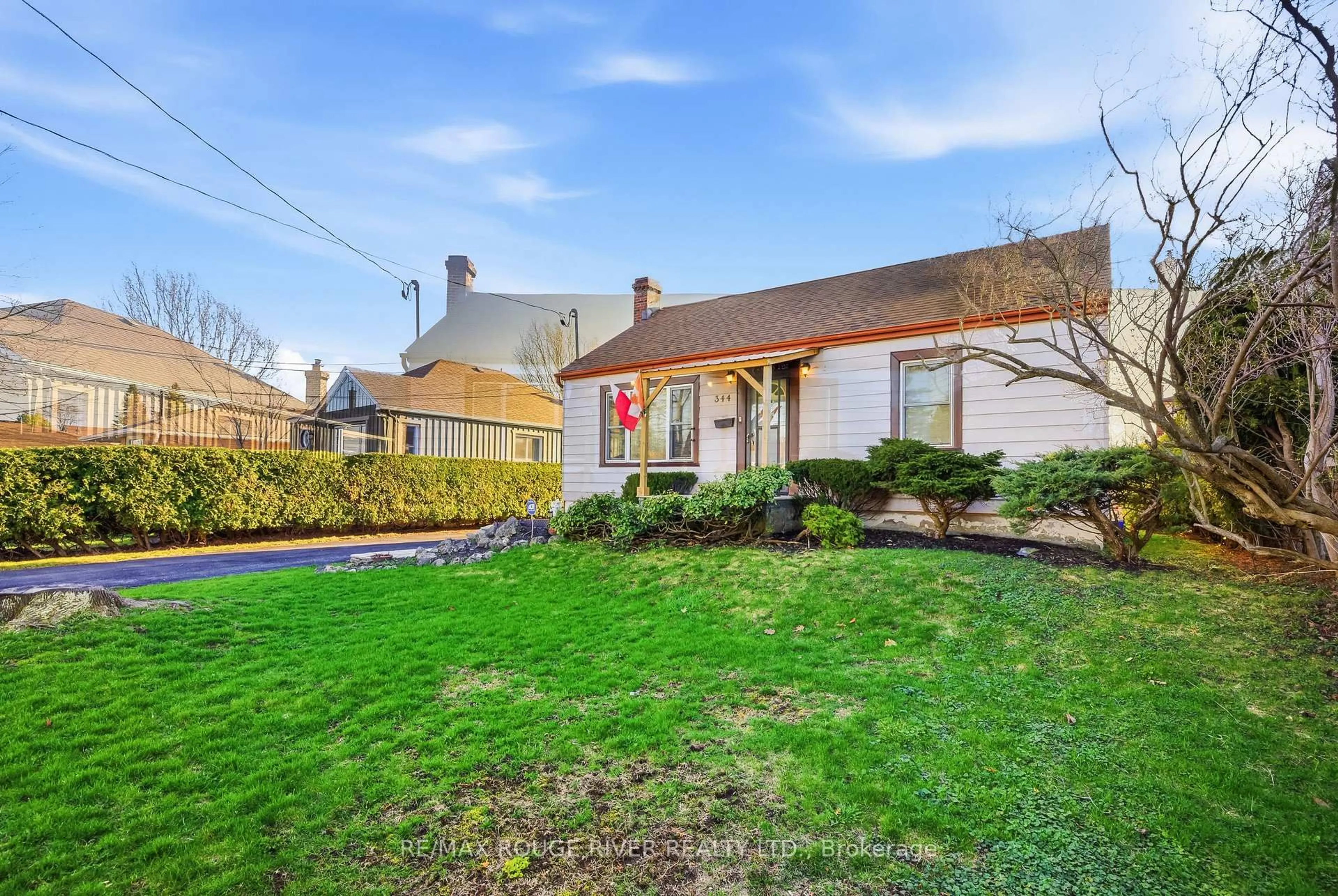 A pic from outside/outdoor area/front of a property/back of a property/a pic from drone, street for 344 Nipigon St, Oshawa Ontario L1J 4N9