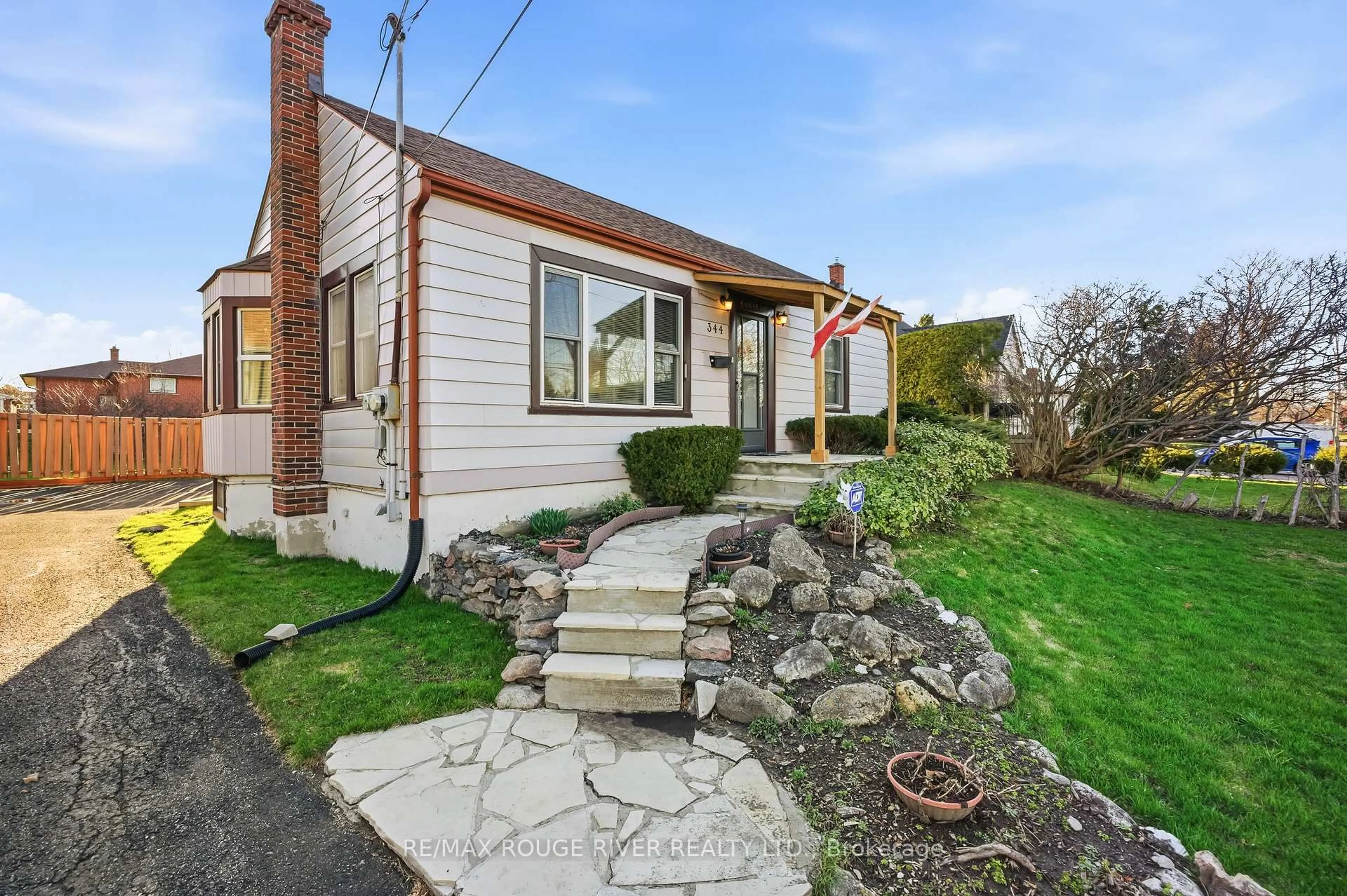 A pic from outside/outdoor area/front of a property/back of a property/a pic from drone, street for 344 Nipigon St, Oshawa Ontario L1J 4N9