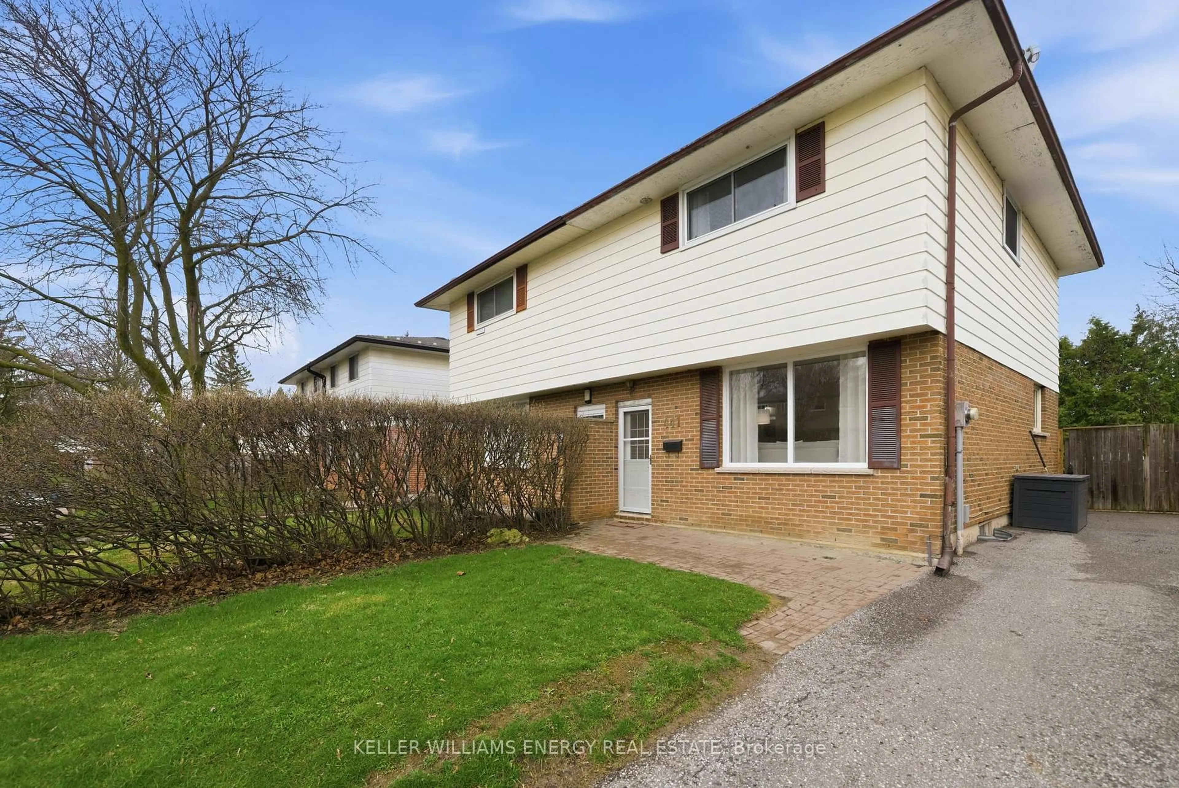 A pic from outside/outdoor area/front of a property/back of a property/a pic from drone, street for 441 Maplewood Dr, Oshawa Ontario L1G 5R7