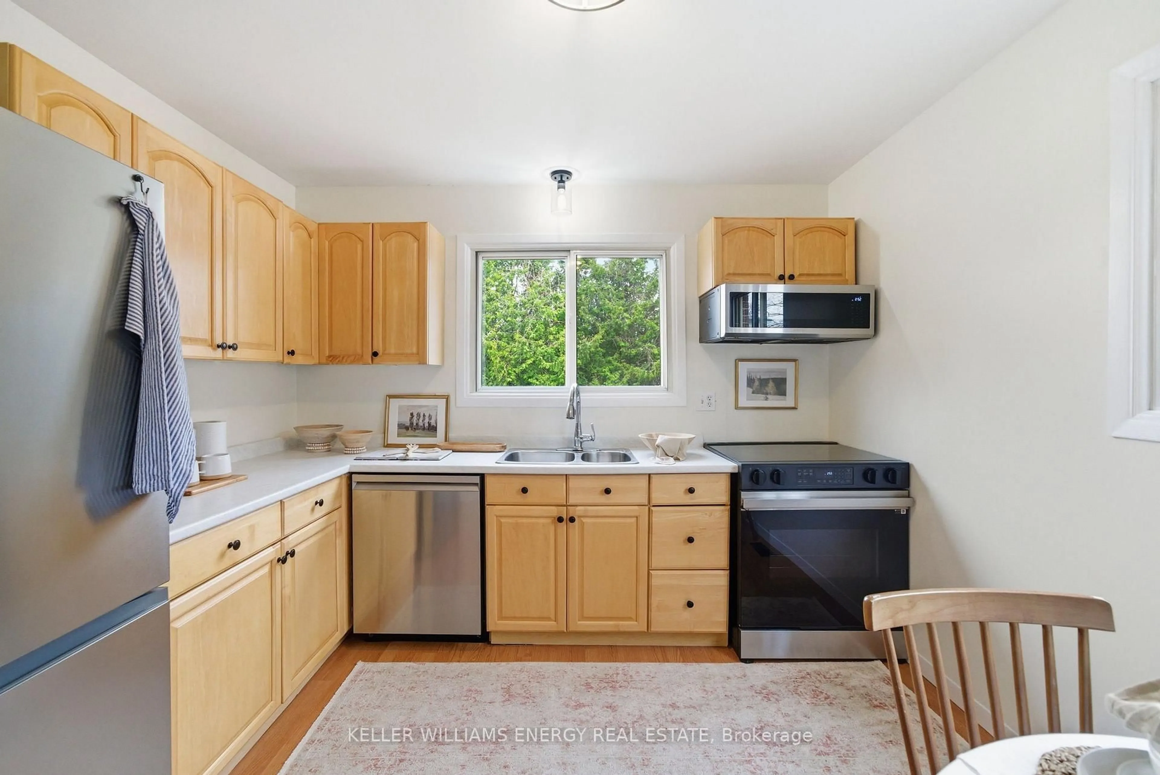 Standard kitchen, unknown for 441 Maplewood Dr, Oshawa Ontario L1G 5R7