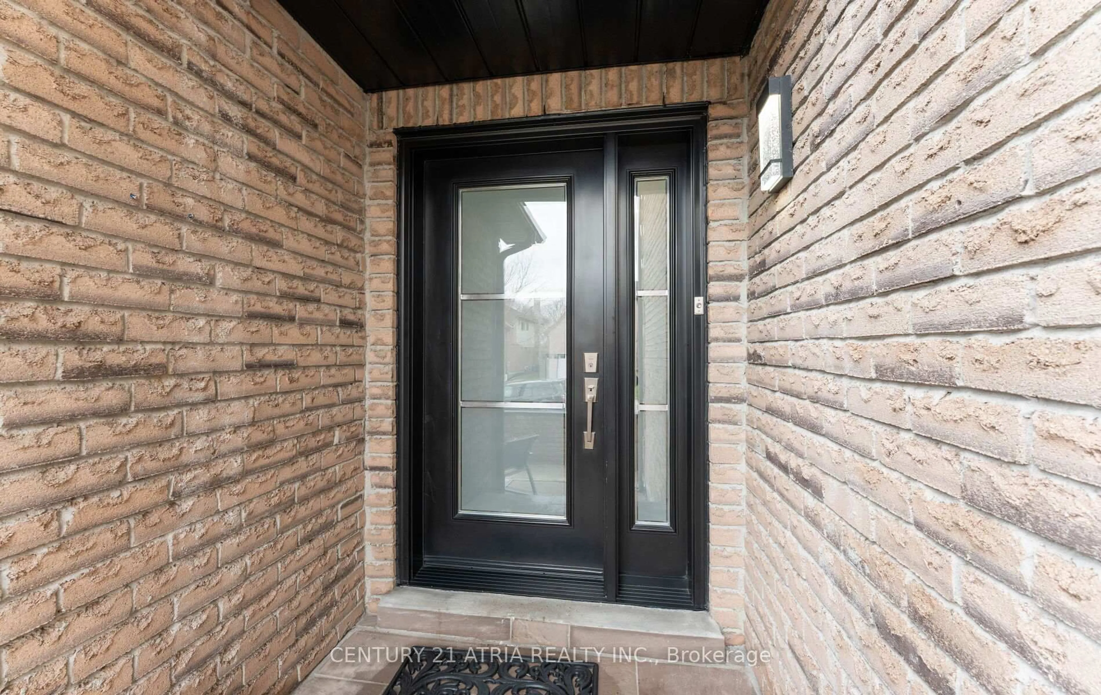 Indoor entryway for 18 Elmeroy Crt, Whitby Ontario L1N 8A4
