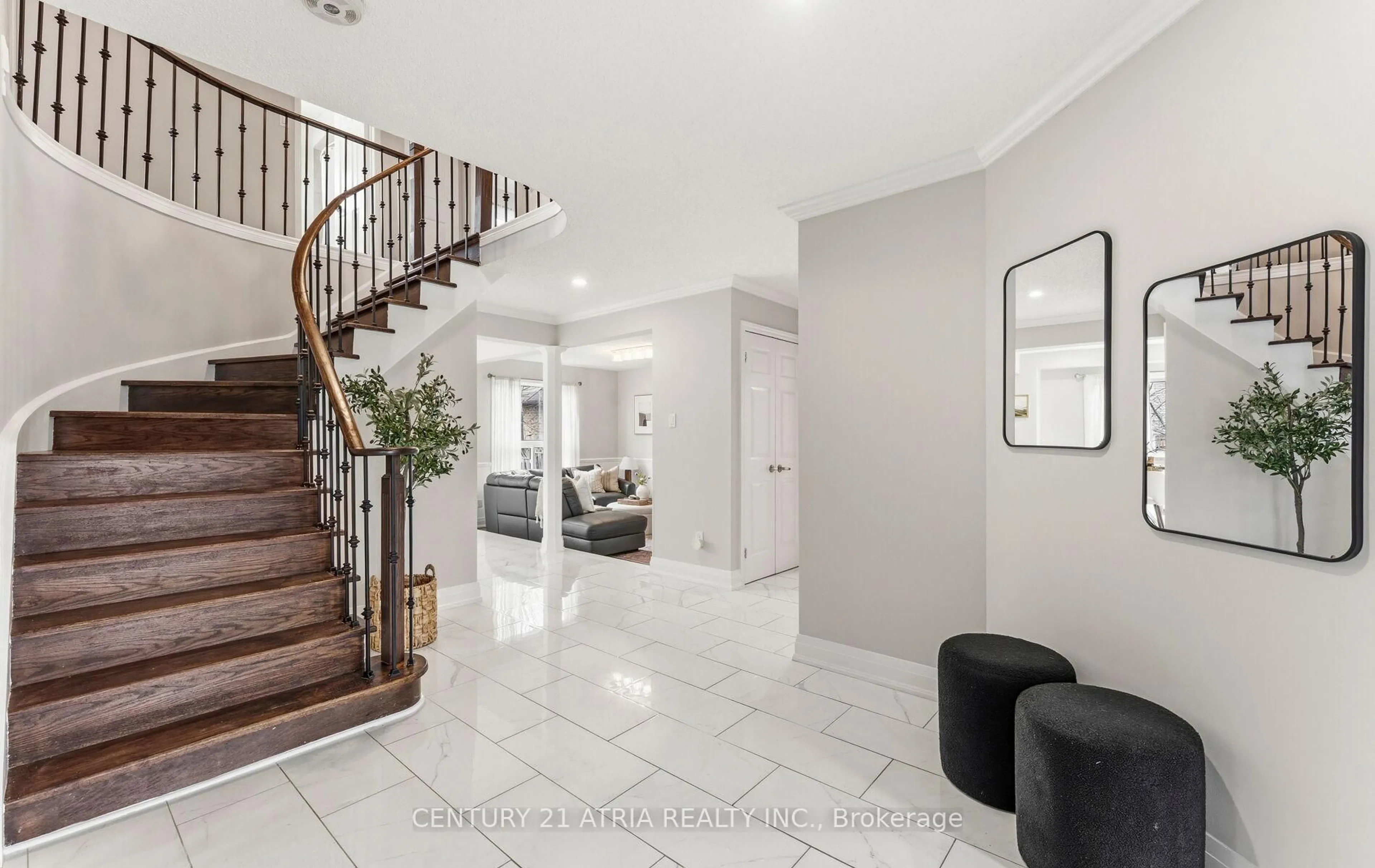 Indoor foyer for 18 Elmeroy Crt, Whitby Ontario L1N 8A4