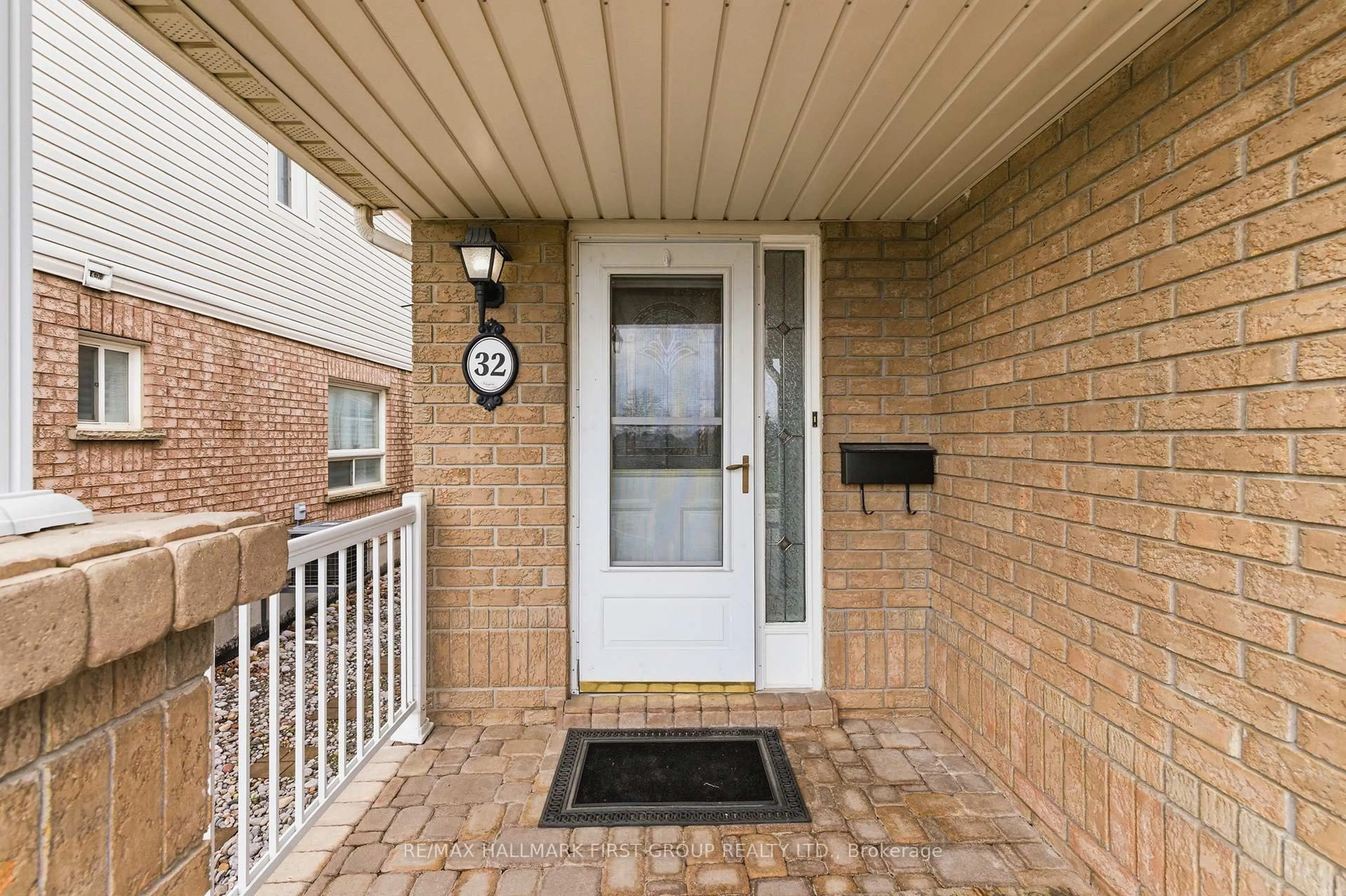 Indoor entryway for 32 Samandria Ave, Whitby Ontario L1R 2Z7