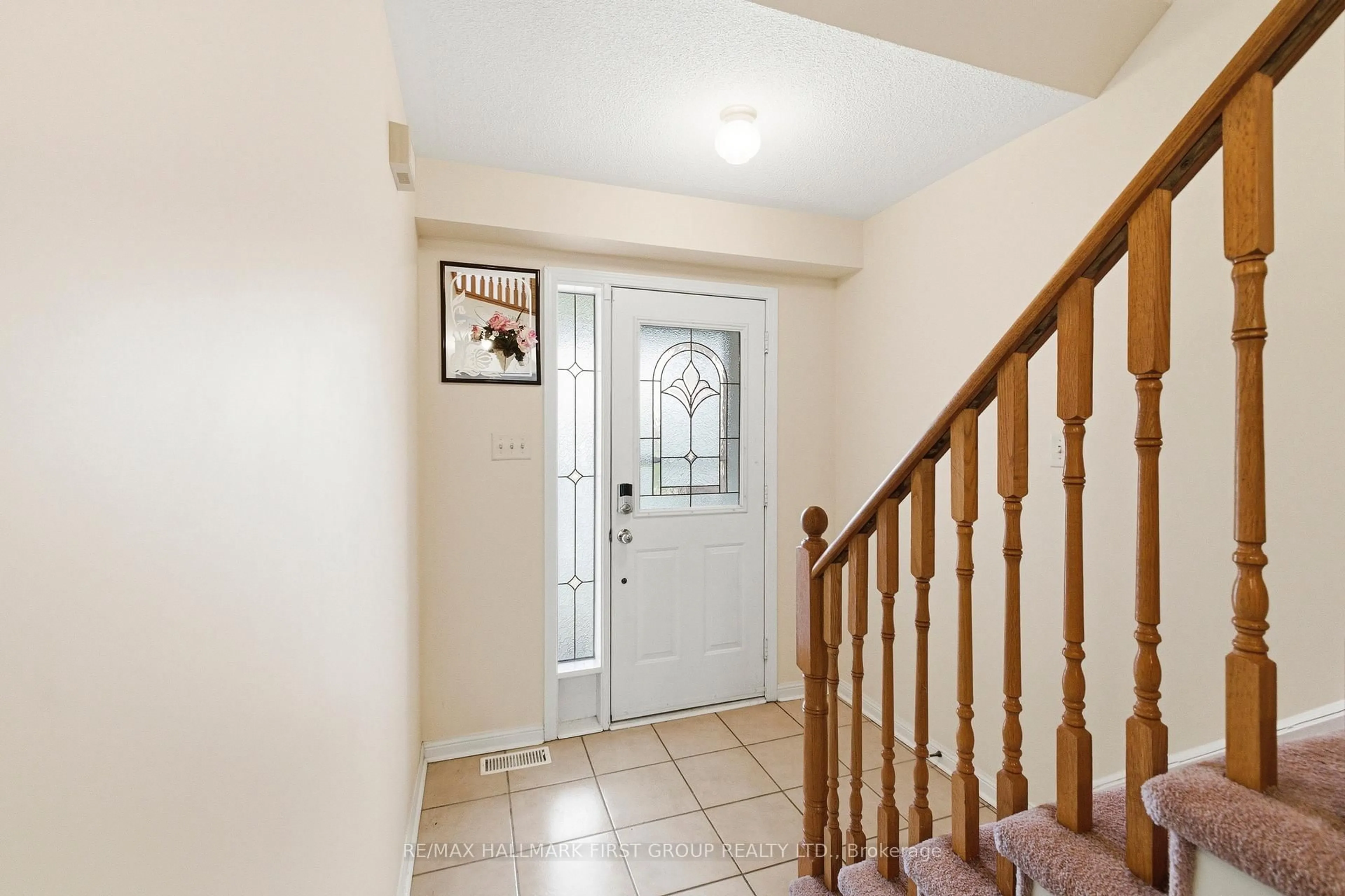 Indoor entryway for 32 Samandria Ave, Whitby Ontario L1R 2Z7