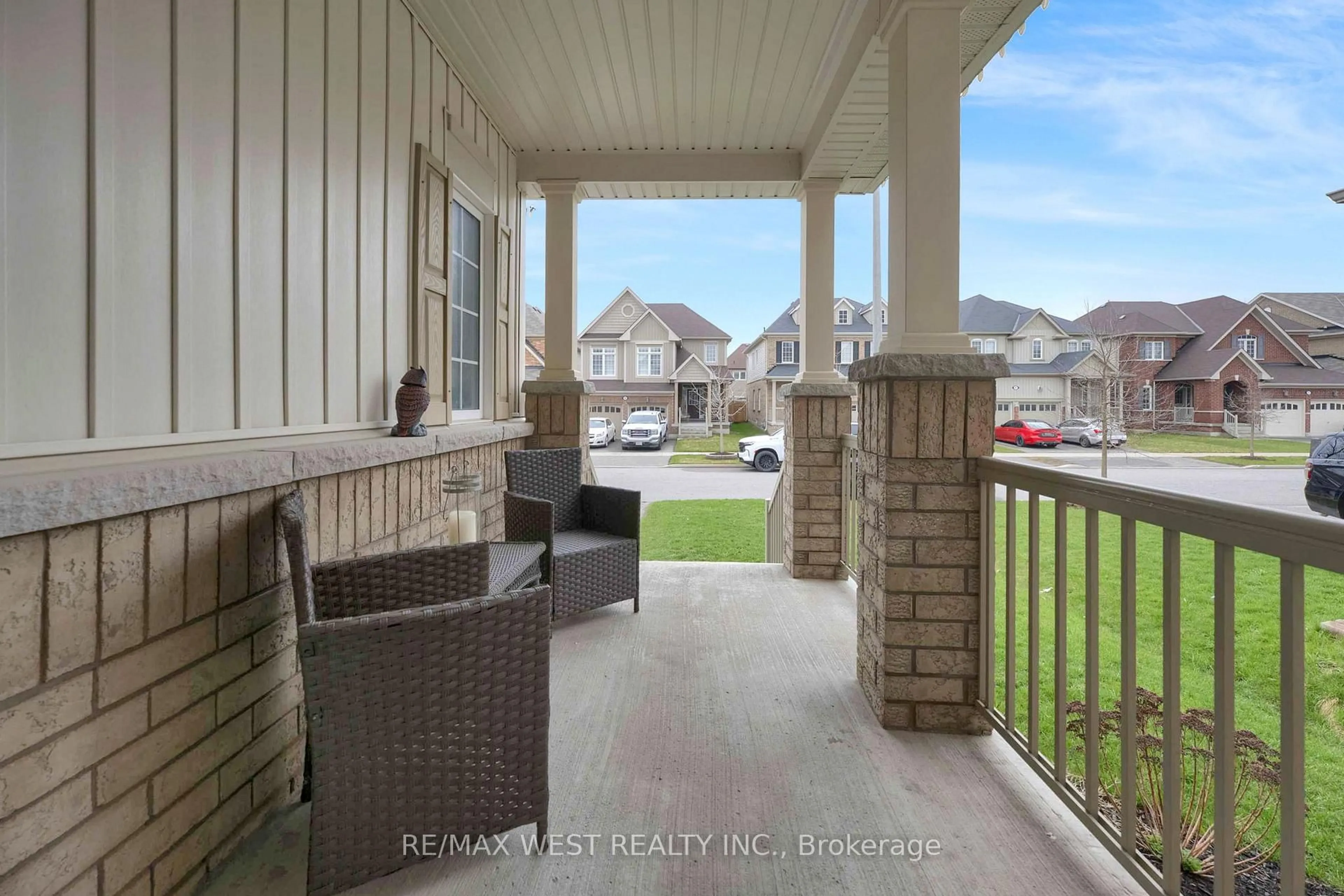Patio, street for 100 Bruce Cameron Dr, Clarington Ontario L1C 0W1