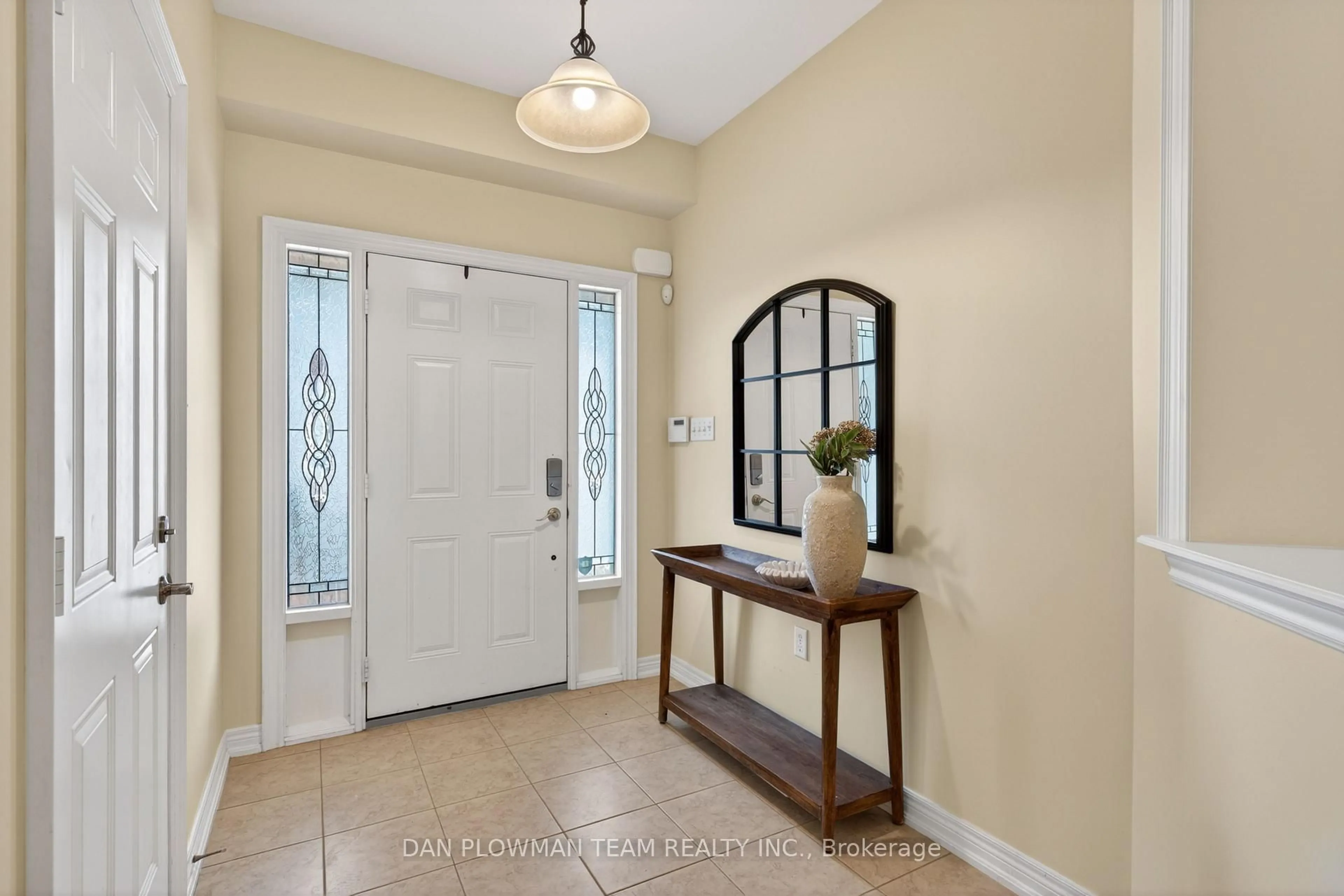 Indoor entryway for 1609 Badgley Dr, Oshawa Ontario L1K 0H2