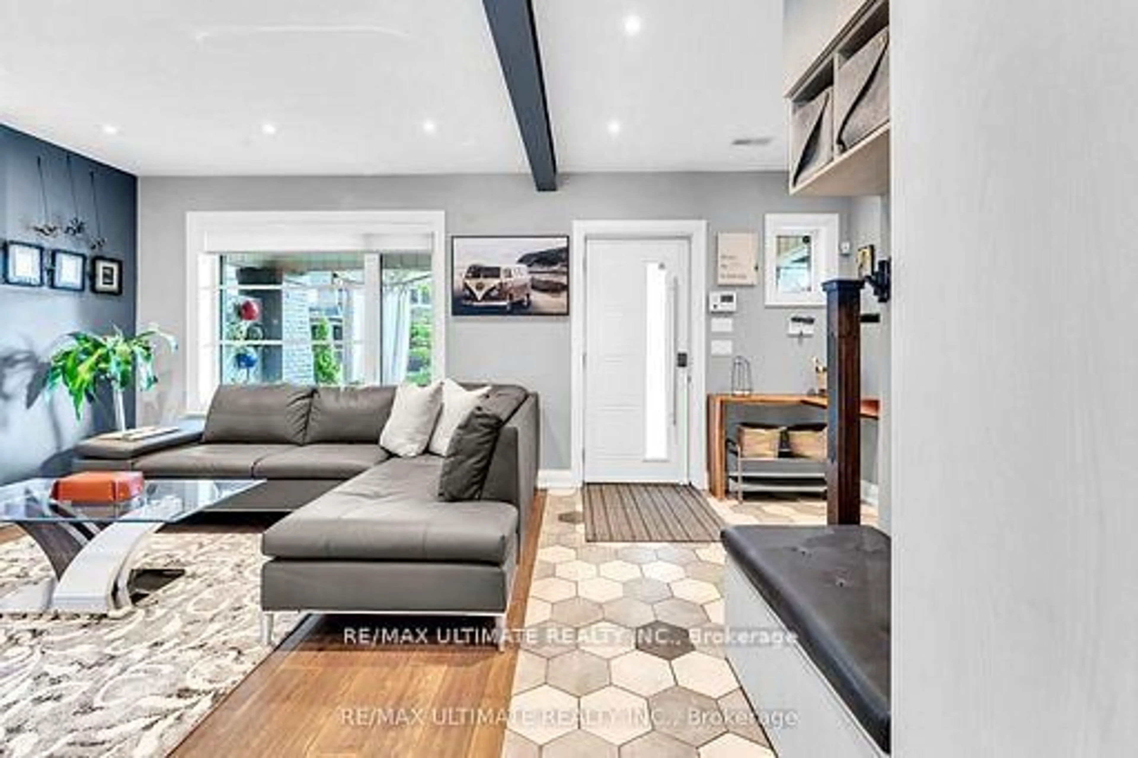 Indoor entryway for 10 Oakdene Cres, Toronto Ontario M4J 4H9