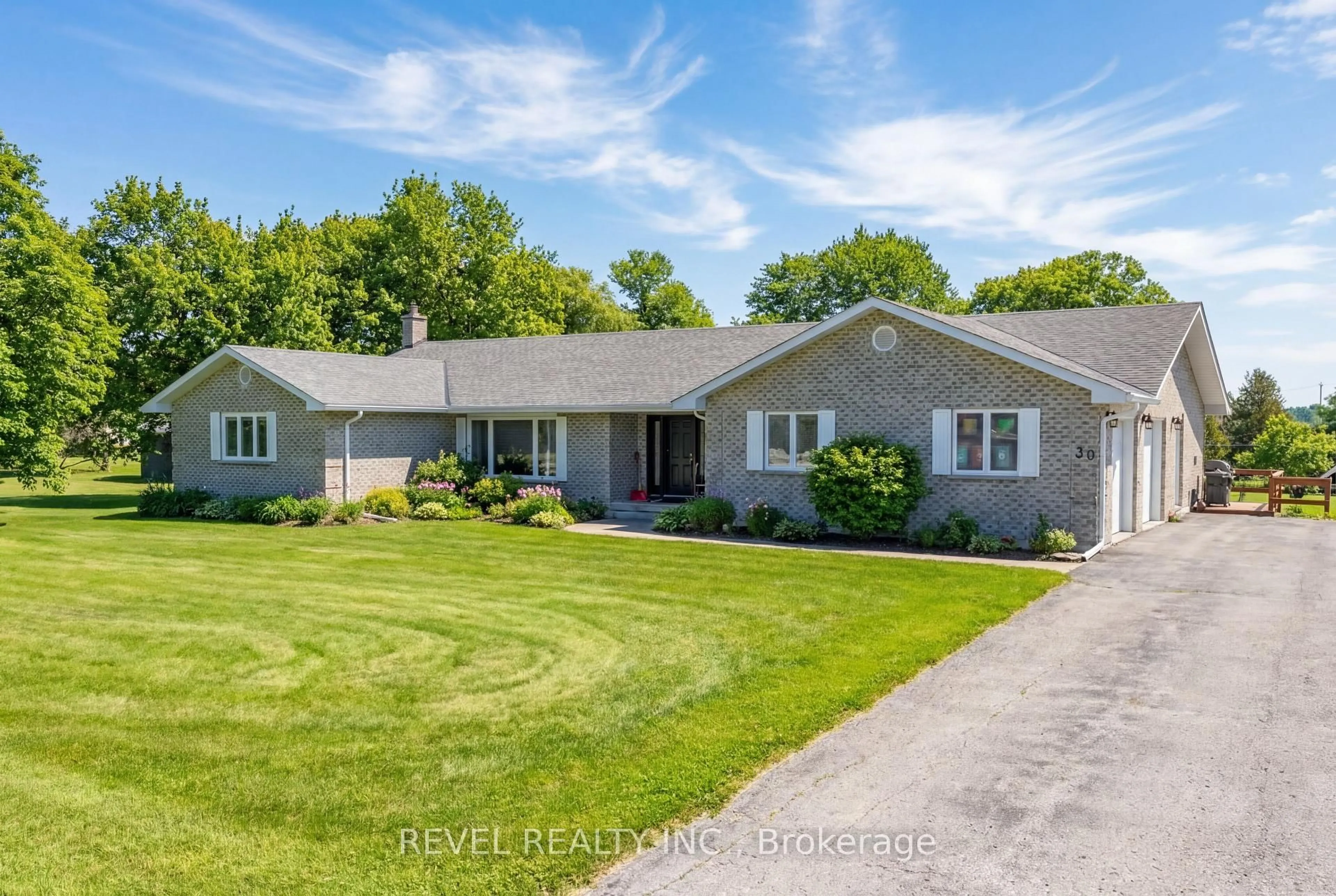 A pic from outside/outdoor area/front of a property/back of a property/a pic from drone, street for 30 Castle Harbour Dr, Scugog Ontario L9L 1P5