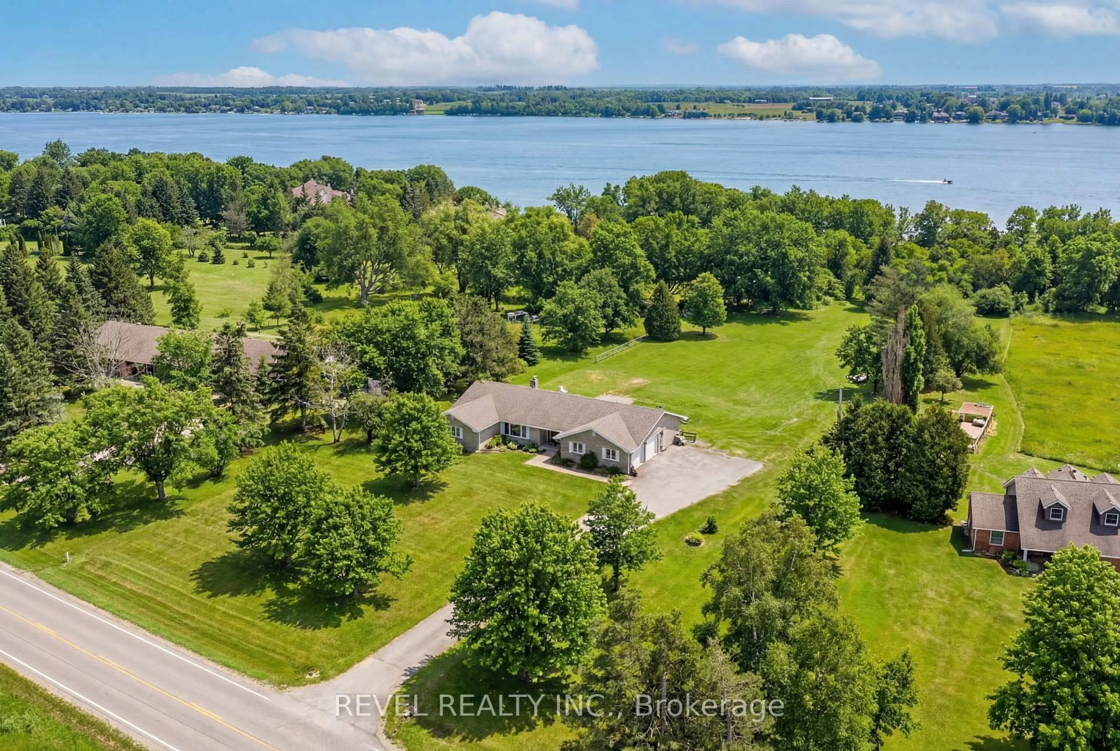 A pic from outside/outdoor area/front of a property/back of a property/a pic from drone, water/lake/river/ocean view for 30 Castle Harbour Dr, Scugog Ontario L9L 1P5