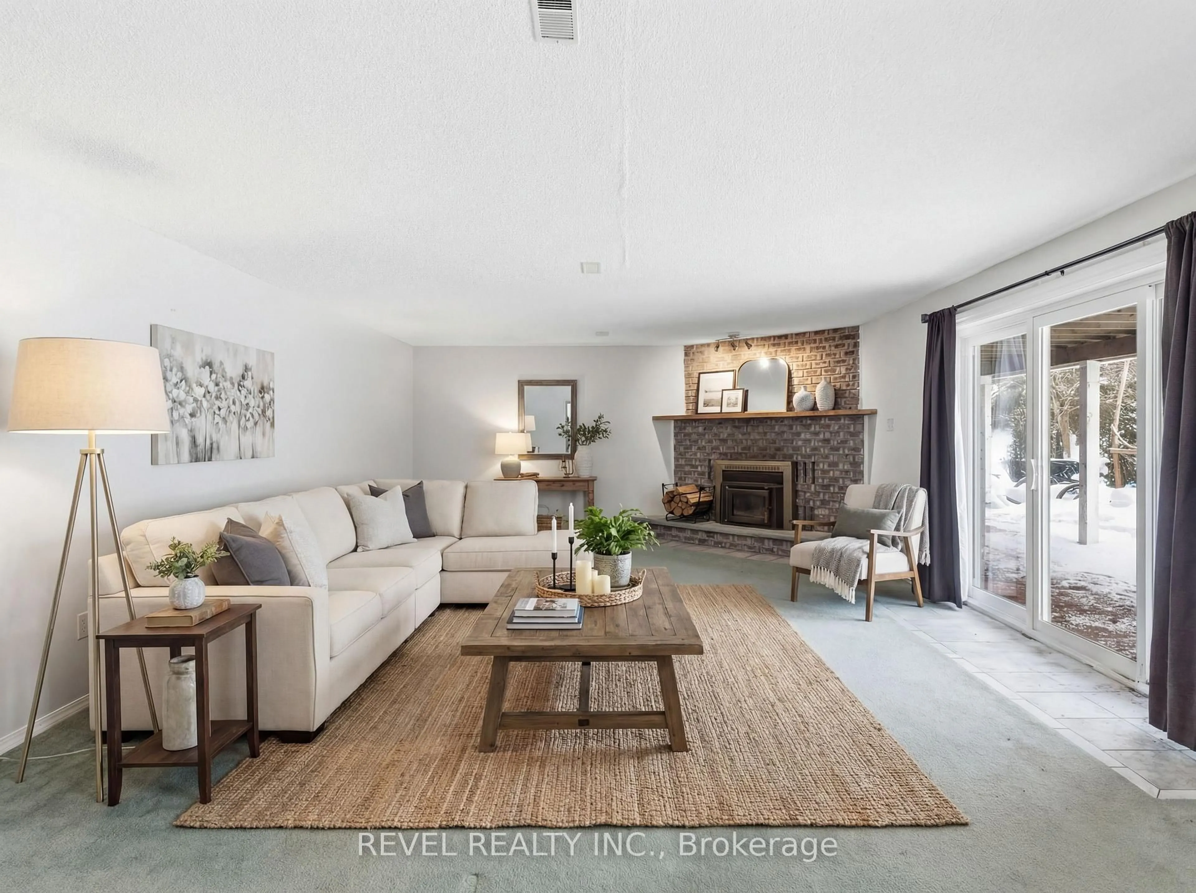 Living room with furniture, unknown for 30 Castle Harbour Dr, Scugog Ontario L9L 1P5