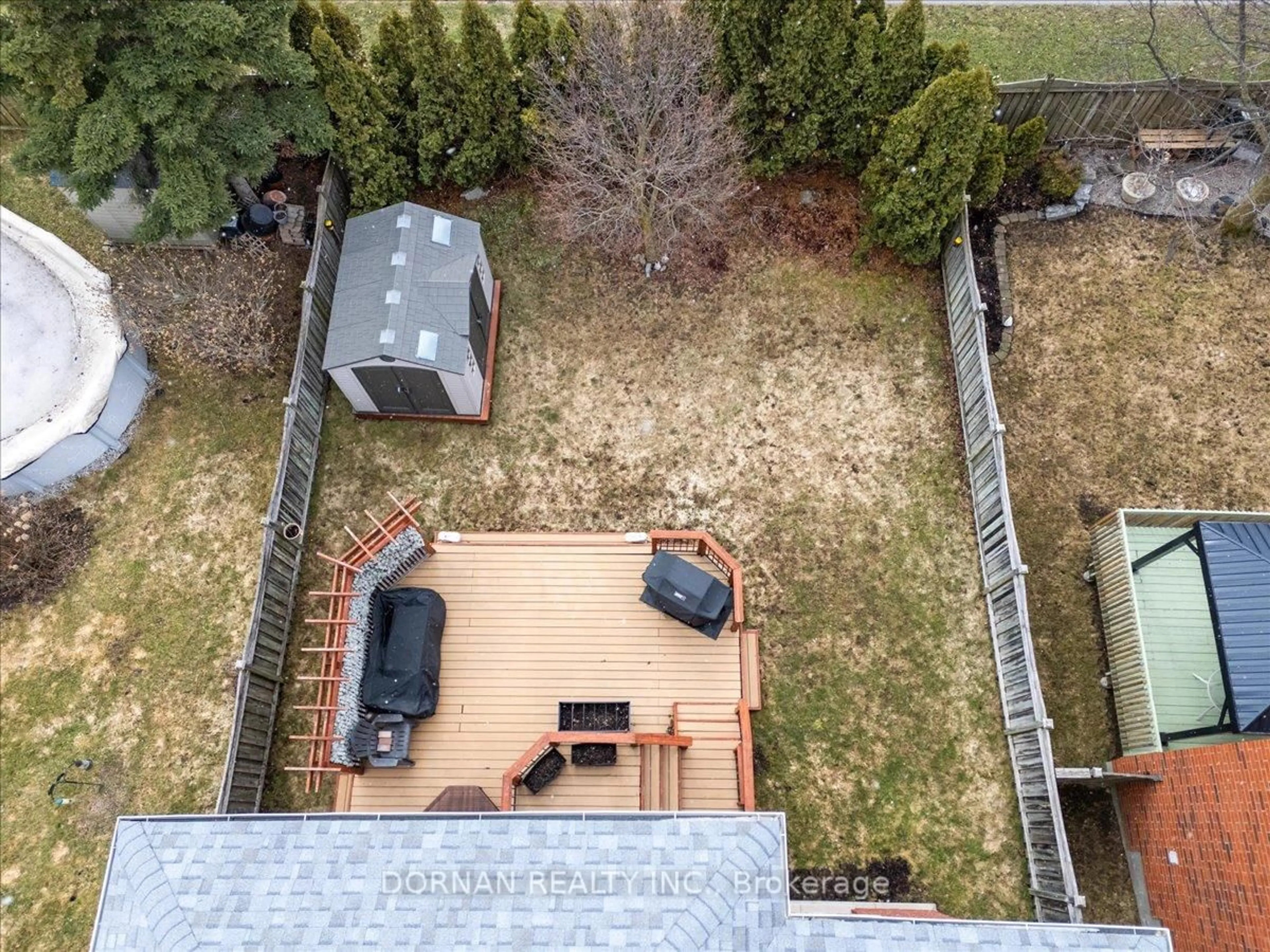 A pic from outside/outdoor area/front of a property/back of a property/a pic from drone, unknown for 3 Bancroft Cres, Whitby Ontario L1R 2E6