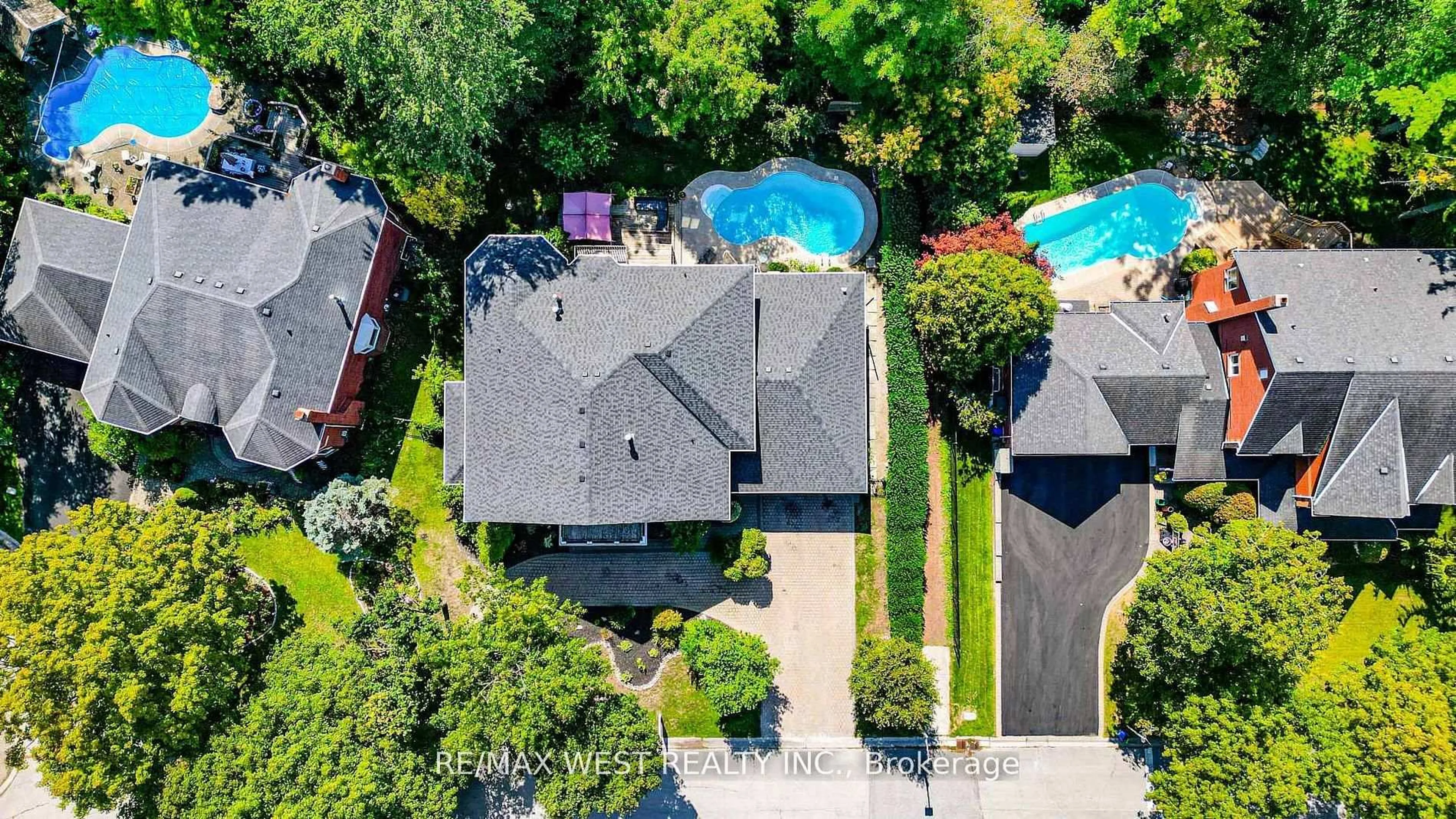 A pic from outside/outdoor area/front of a property/back of a property/a pic from drone, street for 81 Woodview Dr, Pickering Ontario L1V 1L1