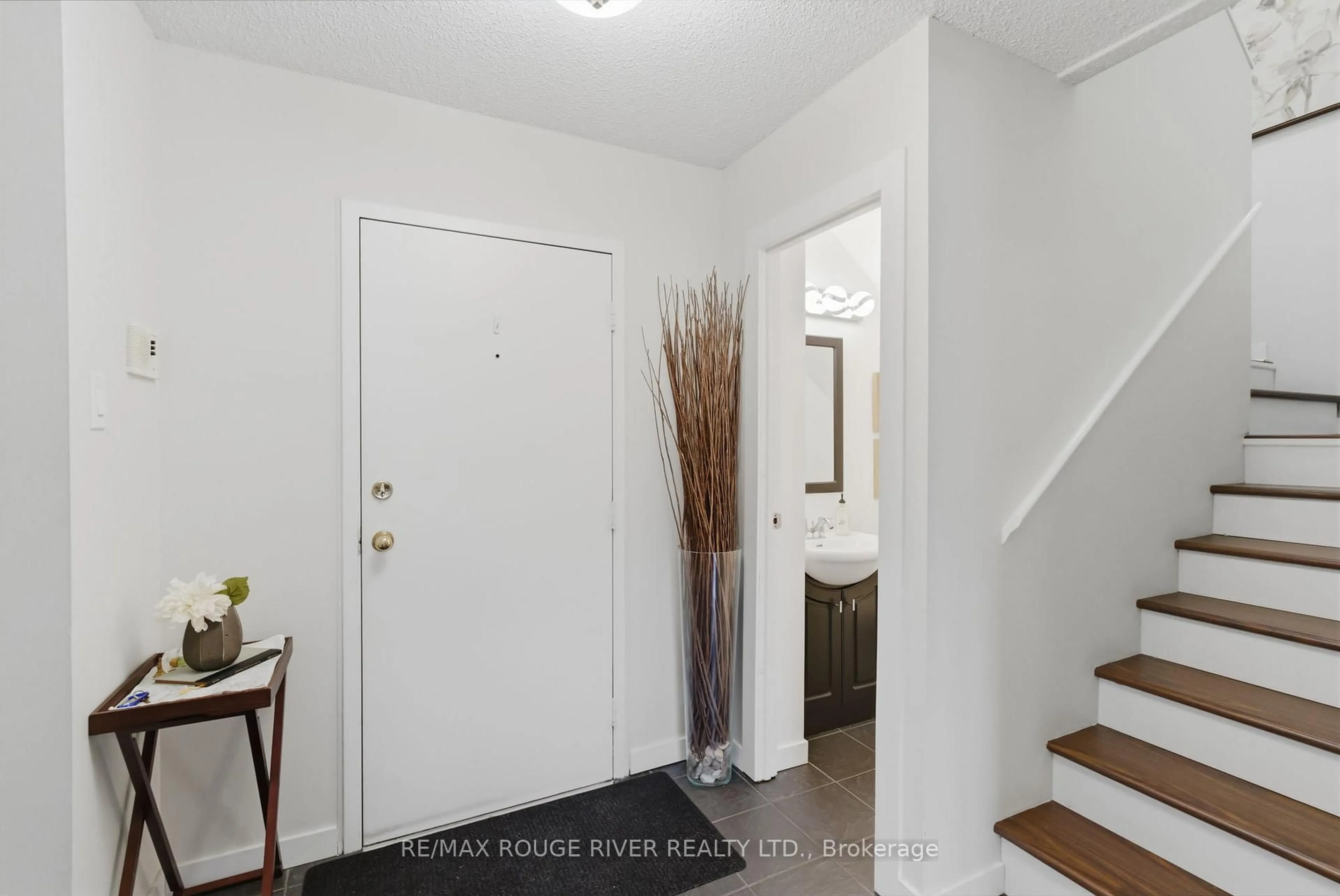 Indoor entryway for 580 Mary St #214, Whitby Ontario L1N 2R3