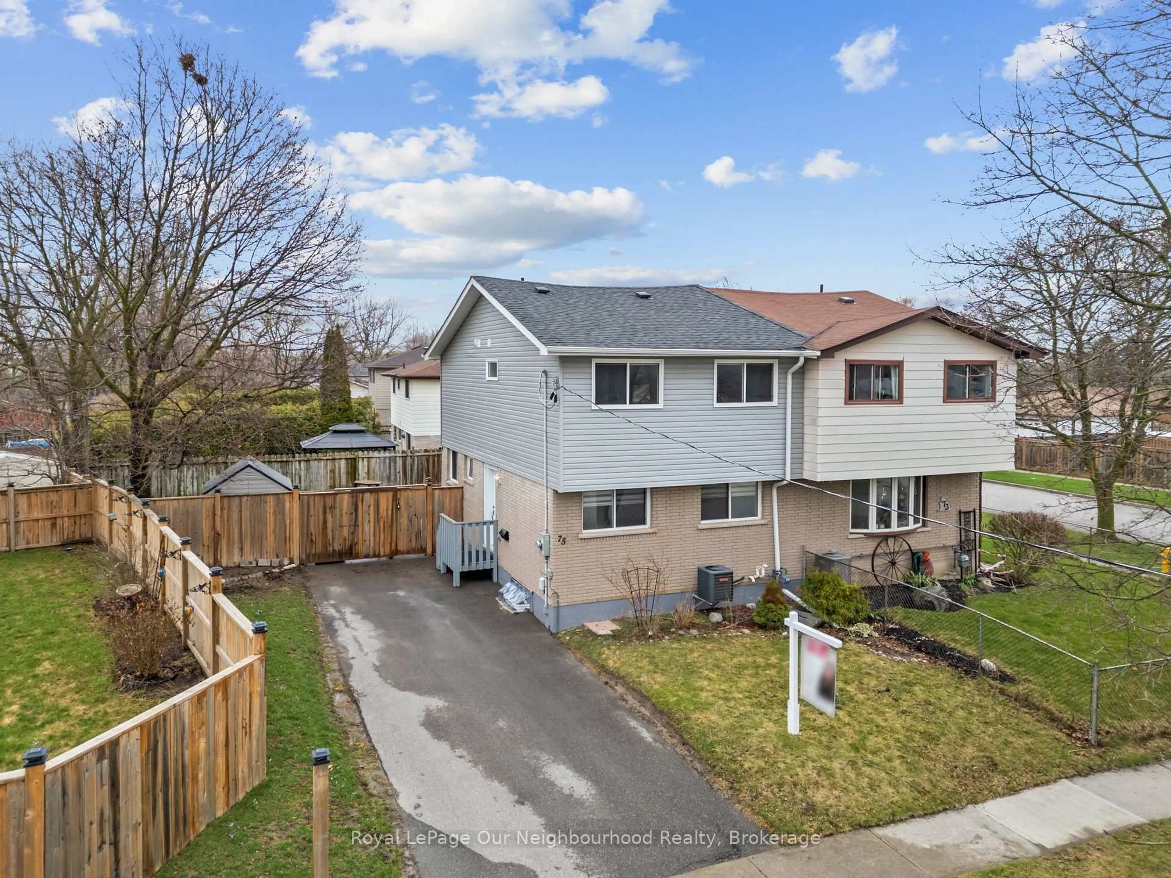 A pic from outside/outdoor area/front of a property/back of a property/a pic from drone, street for 75 Little Ave, Clarington Ontario L1C 1J9