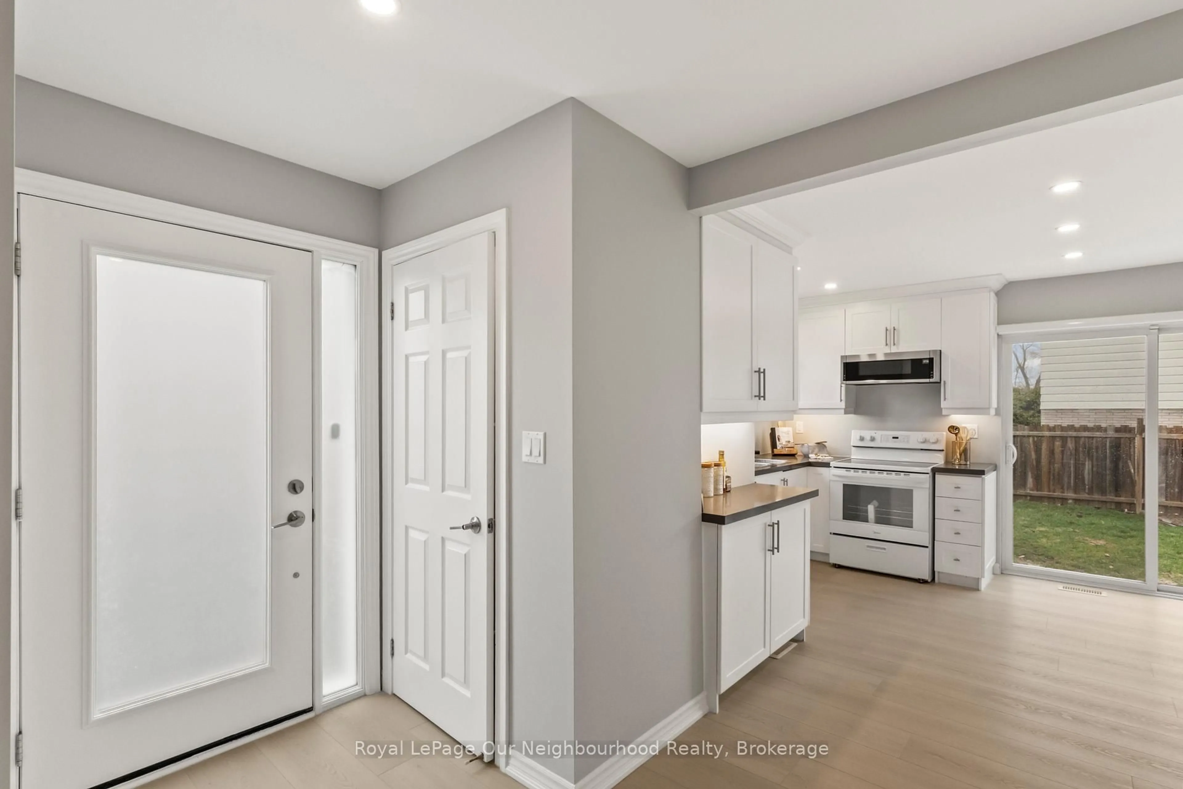 Open concept kitchen, ceramic/tile floor for 75 Little Ave, Clarington Ontario L1C 1J9