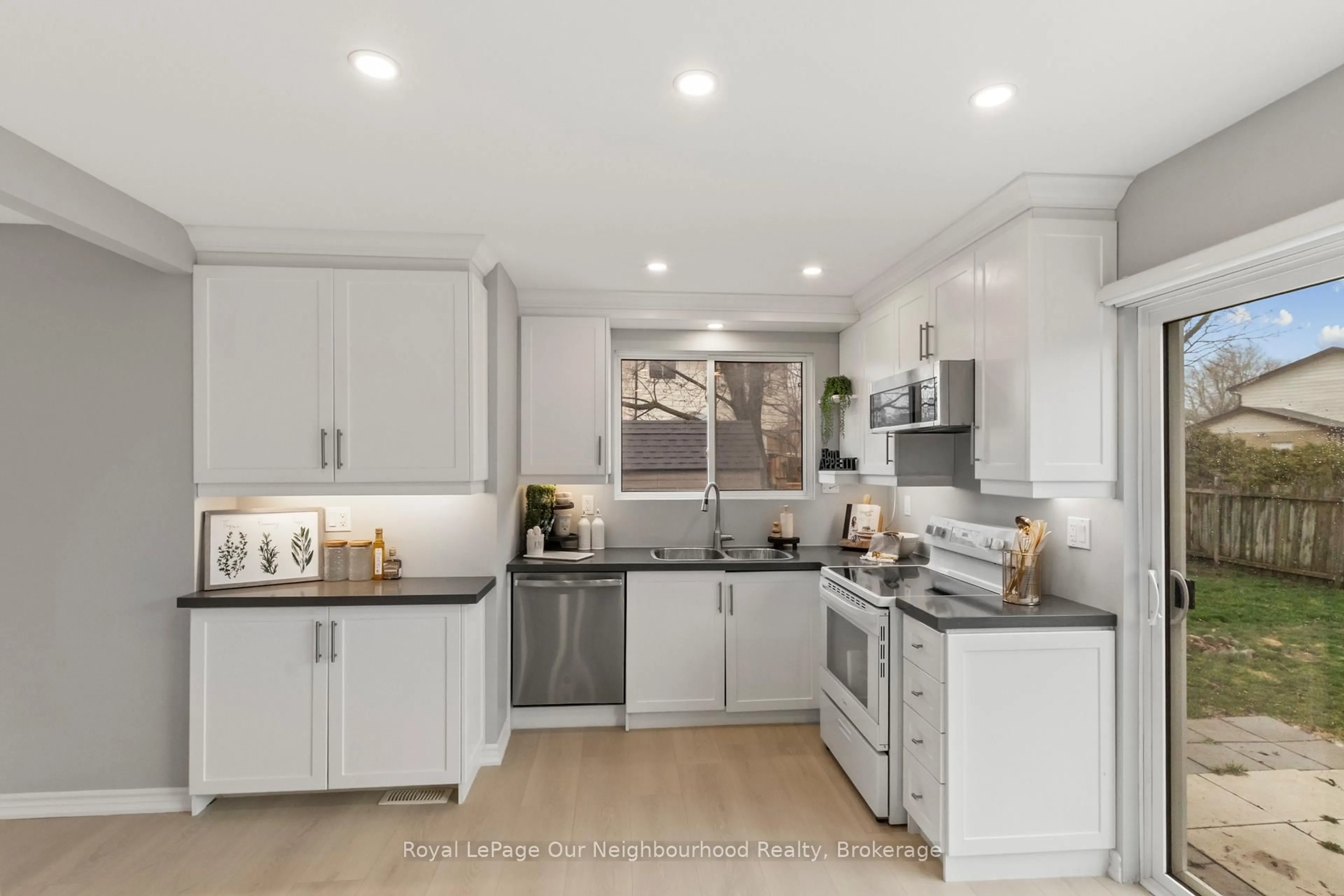 Open concept kitchen, ceramic/tile floor for 75 Little Ave, Clarington Ontario L1C 1J9